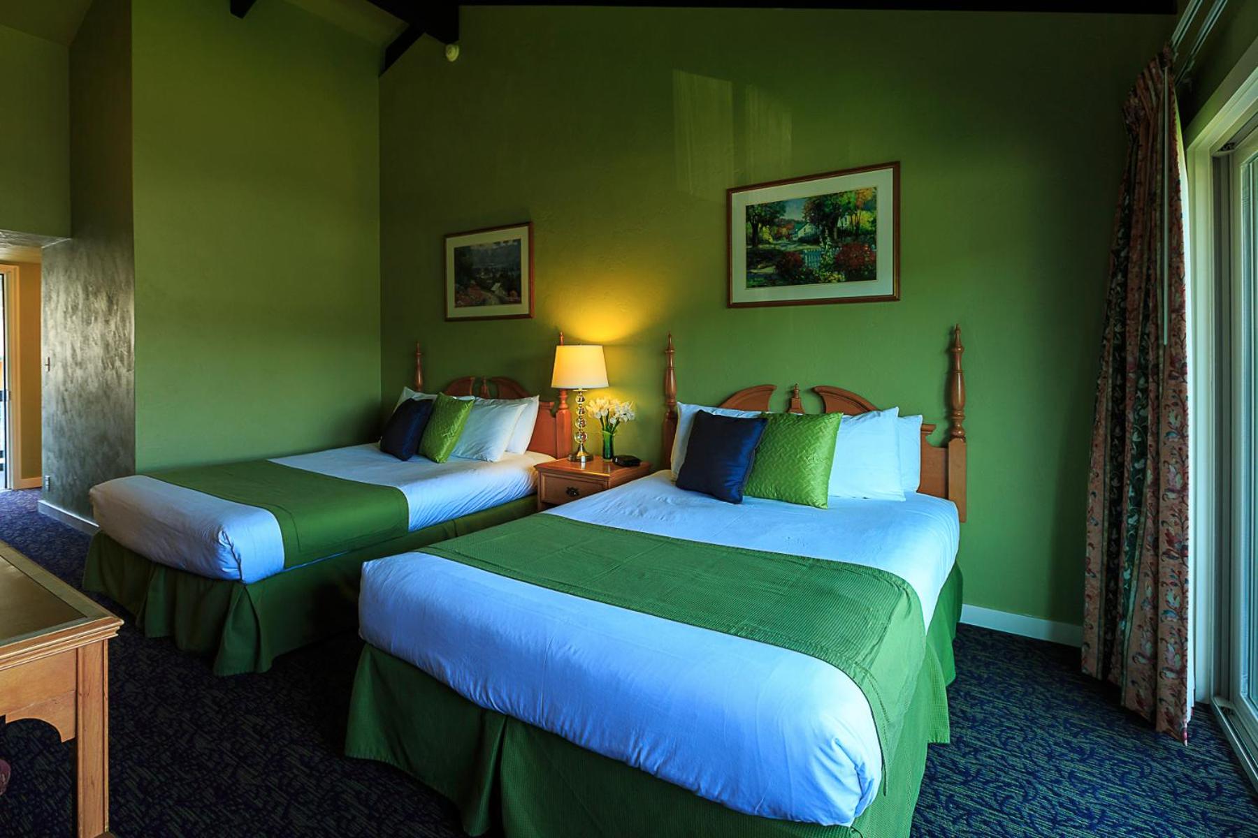 Queen Room with Two Queen Beds - Not Pet Friendly (No Pets) photo 2