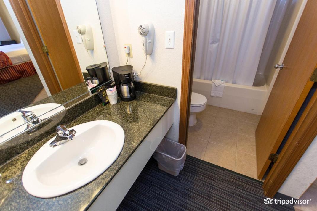 King Room with Hot Tub - Photo 6