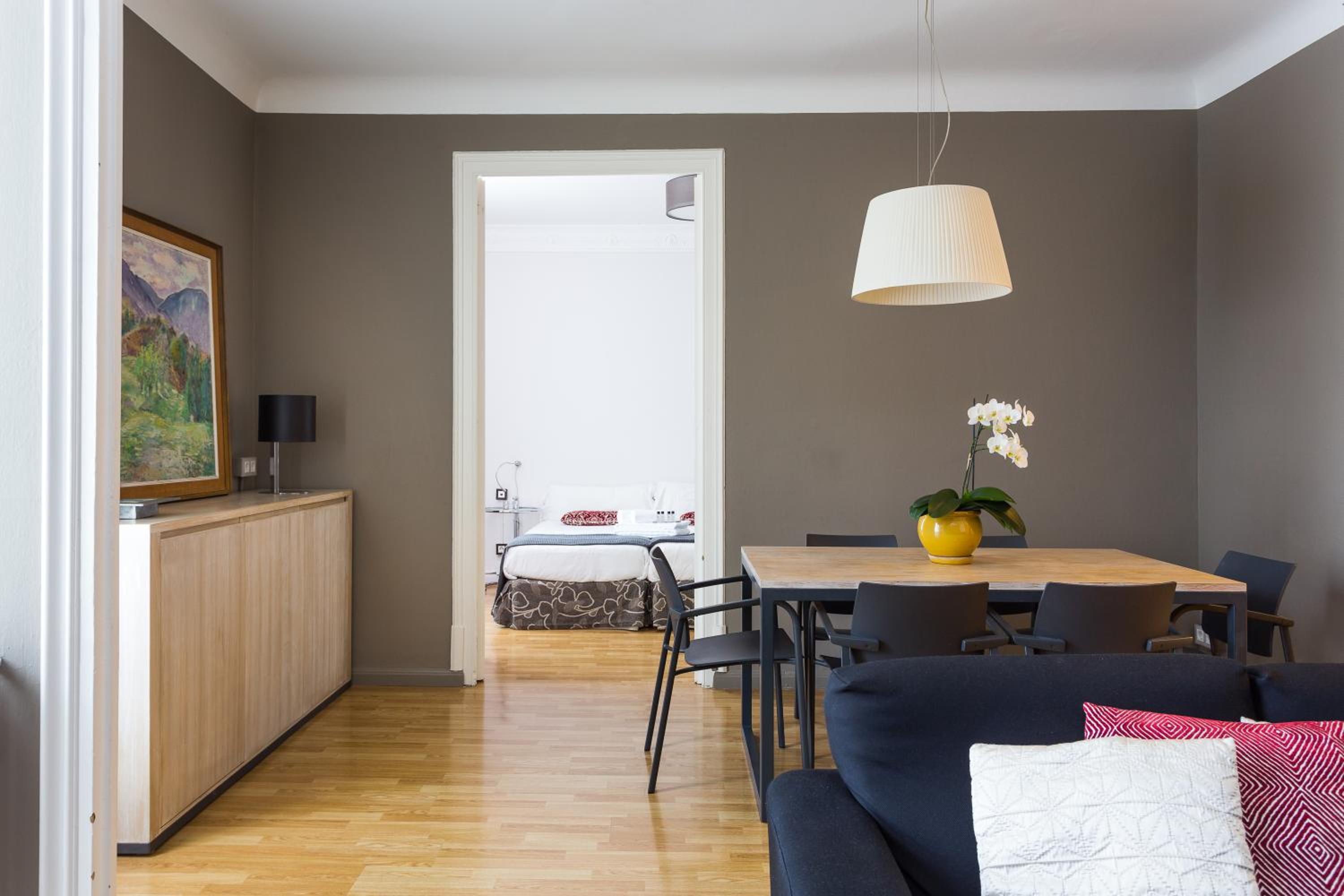 Apartamento de tres habitaciones con balcón