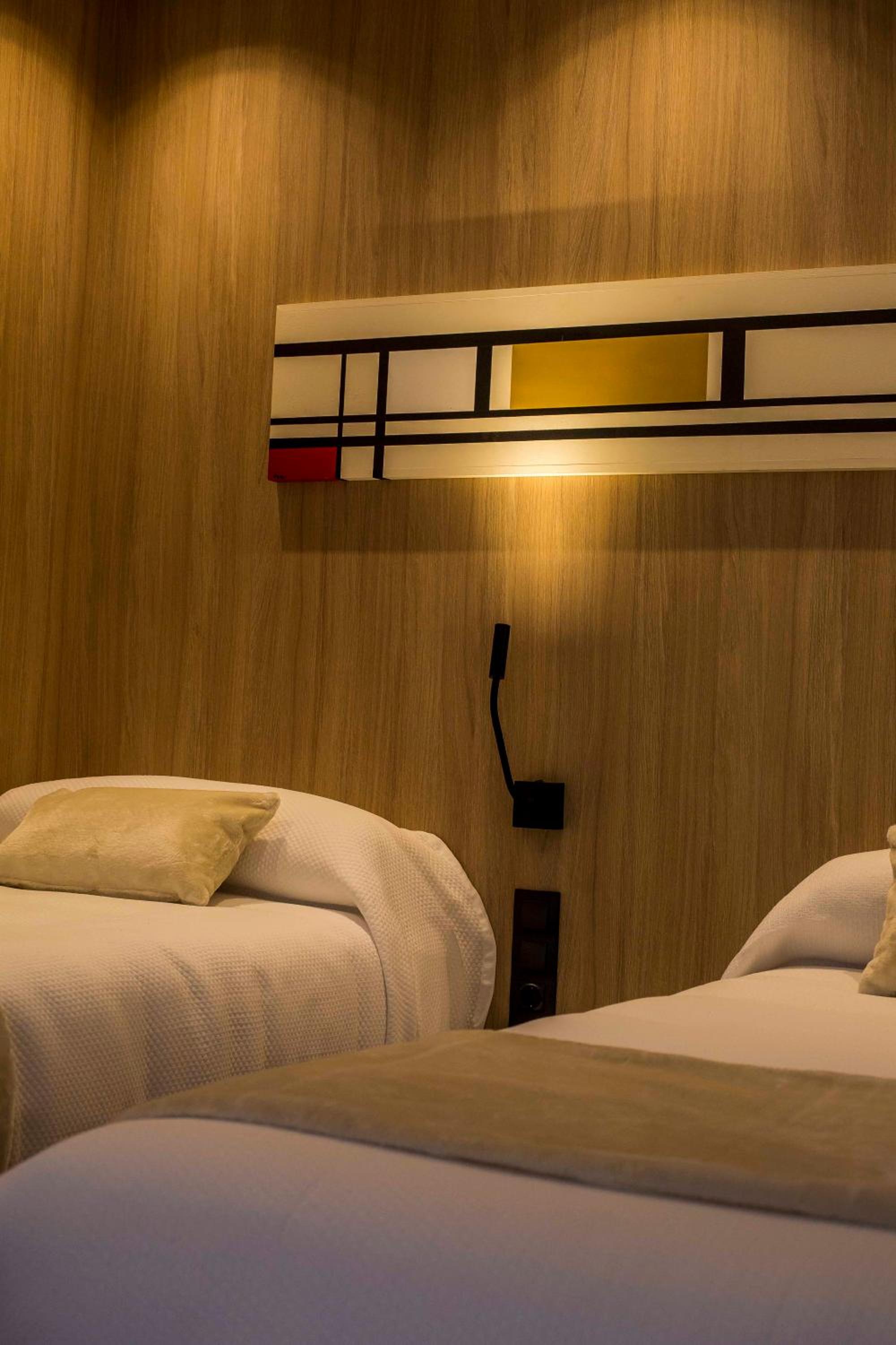 Twin Room with Private Bathroom - Photo 32