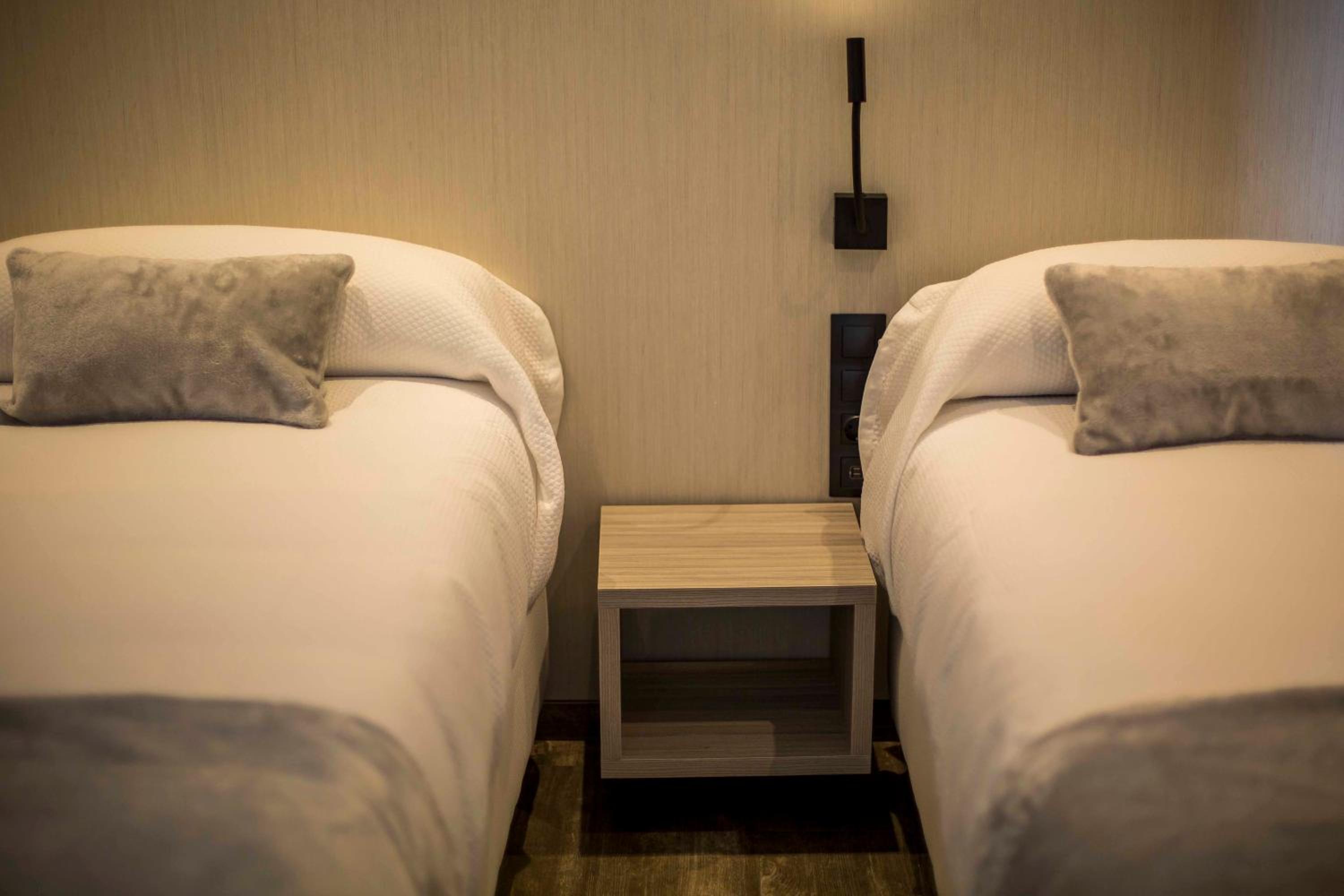 Twin Room with Private Bathroom - Photo 34