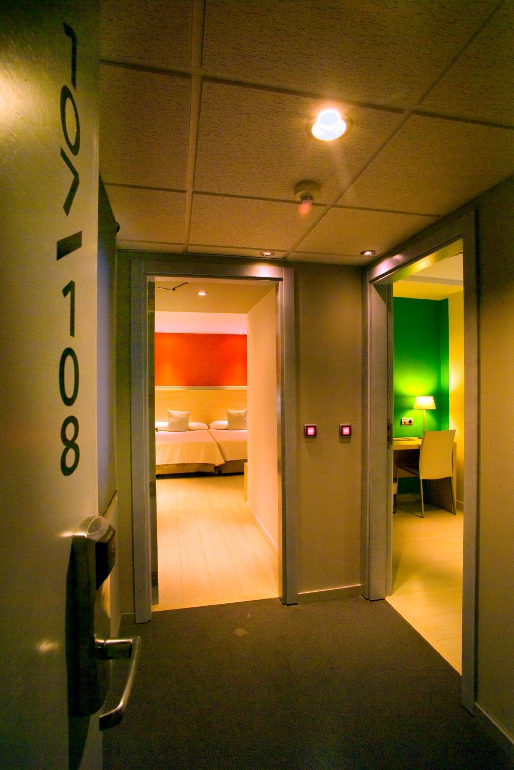 Twin Room - Disability Access photo 2