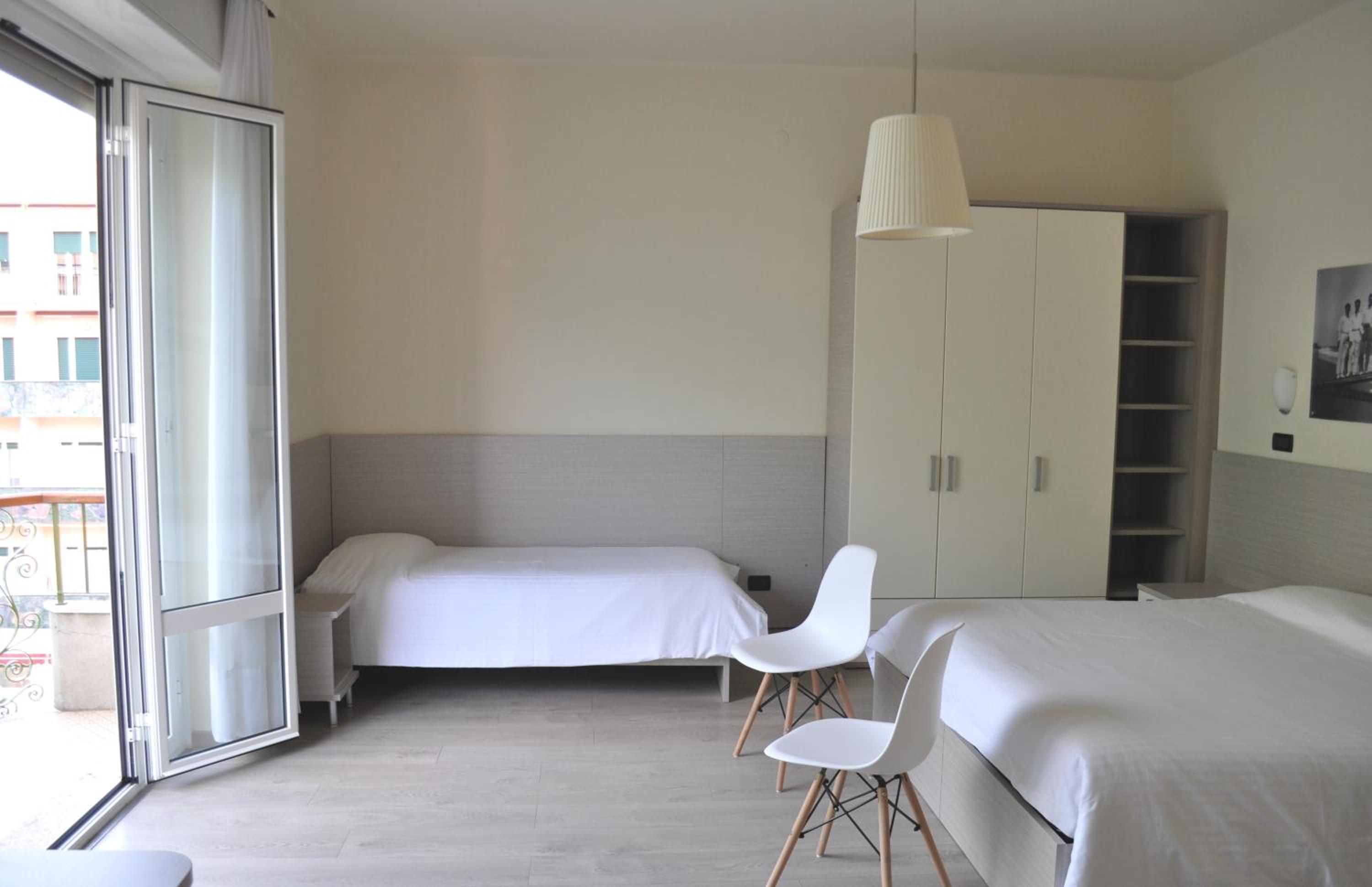 Economy Triple Room photo 3