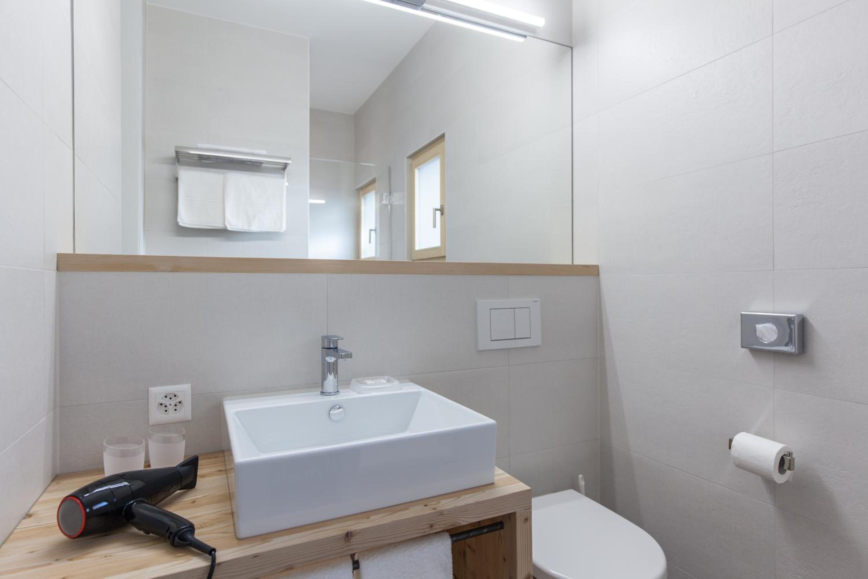 6-Bed Room - Photo 2