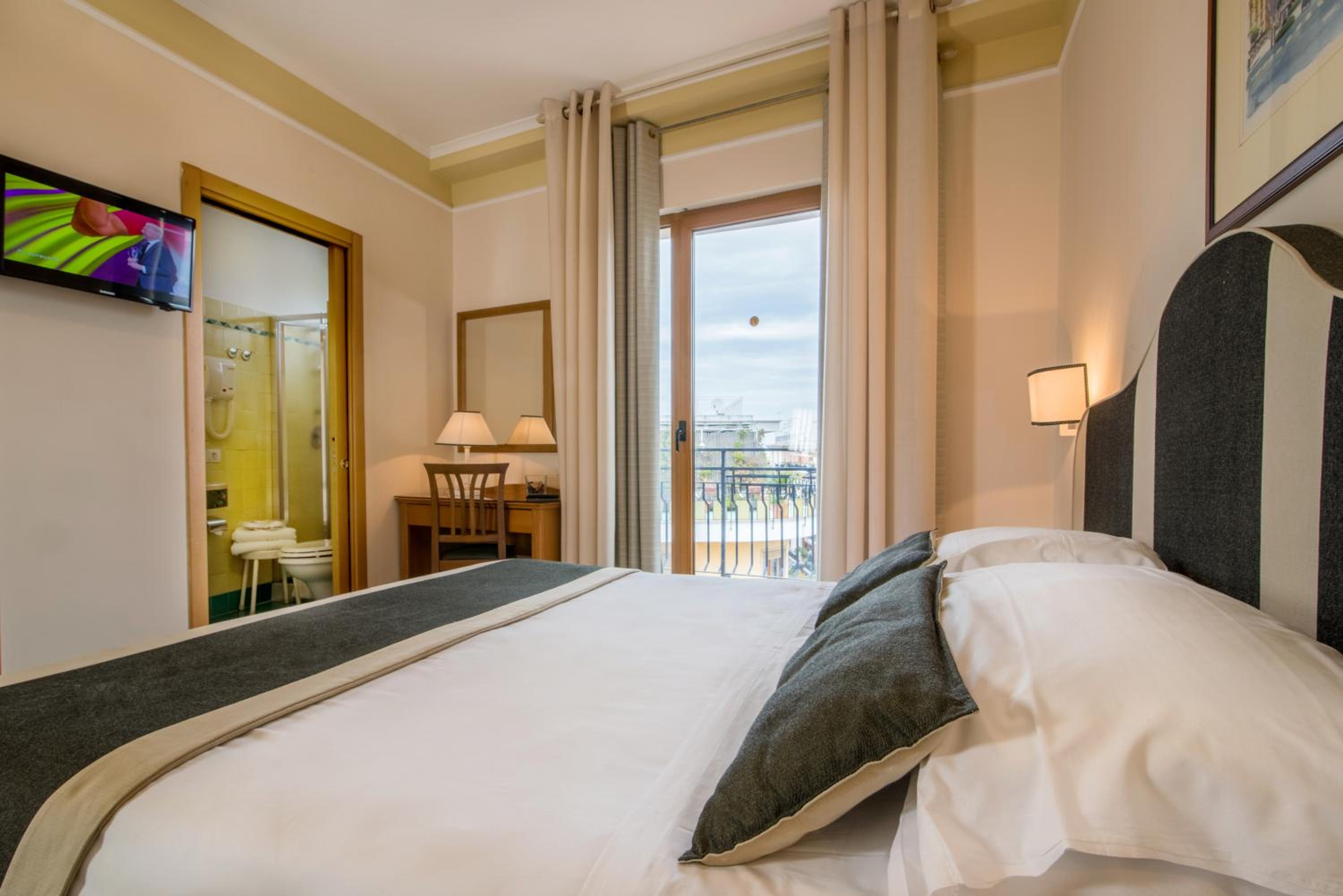 Classic Double Room with Balcony photo 2