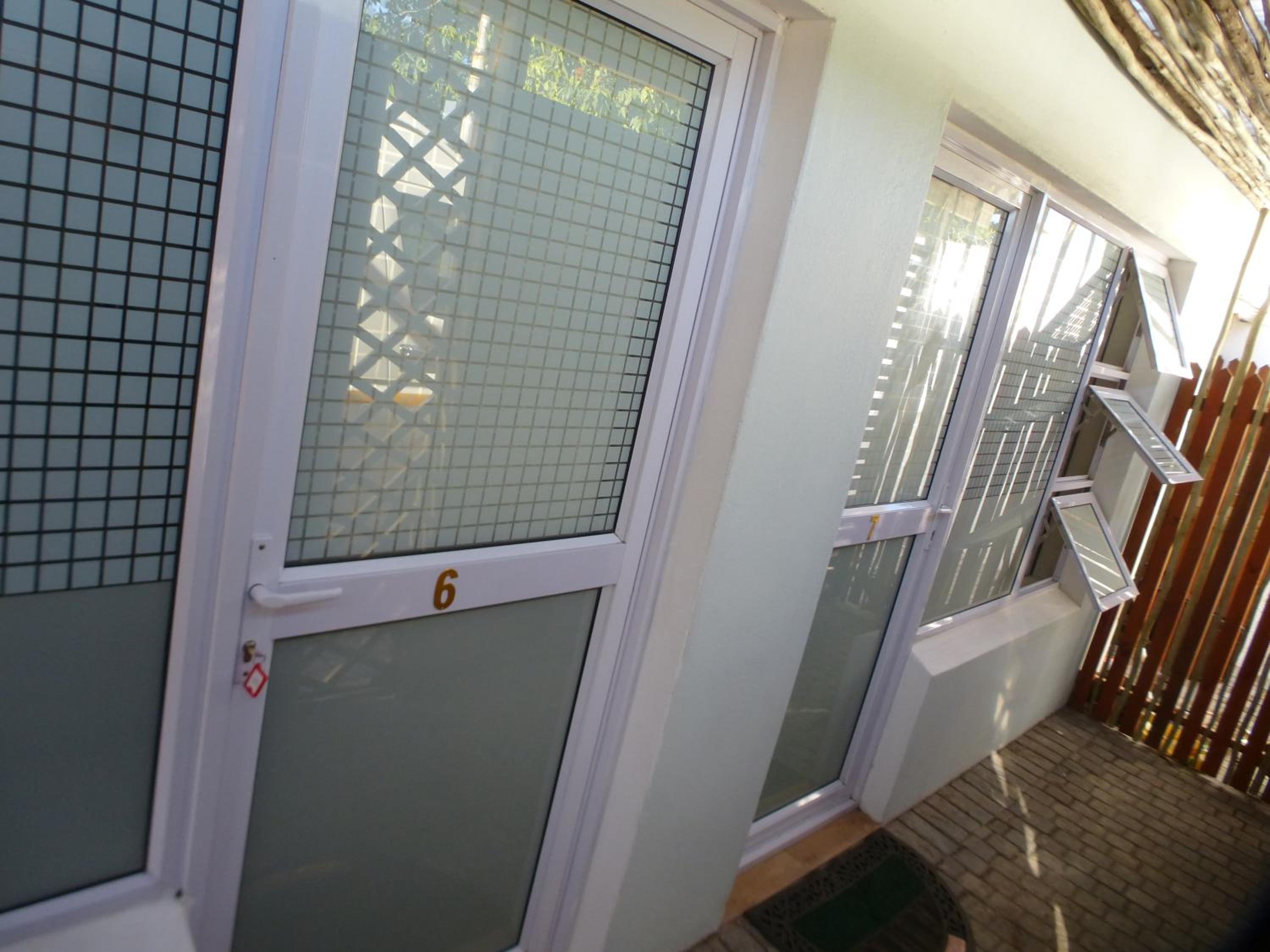 Economy Double or Twin Room (No View) - Photo 9