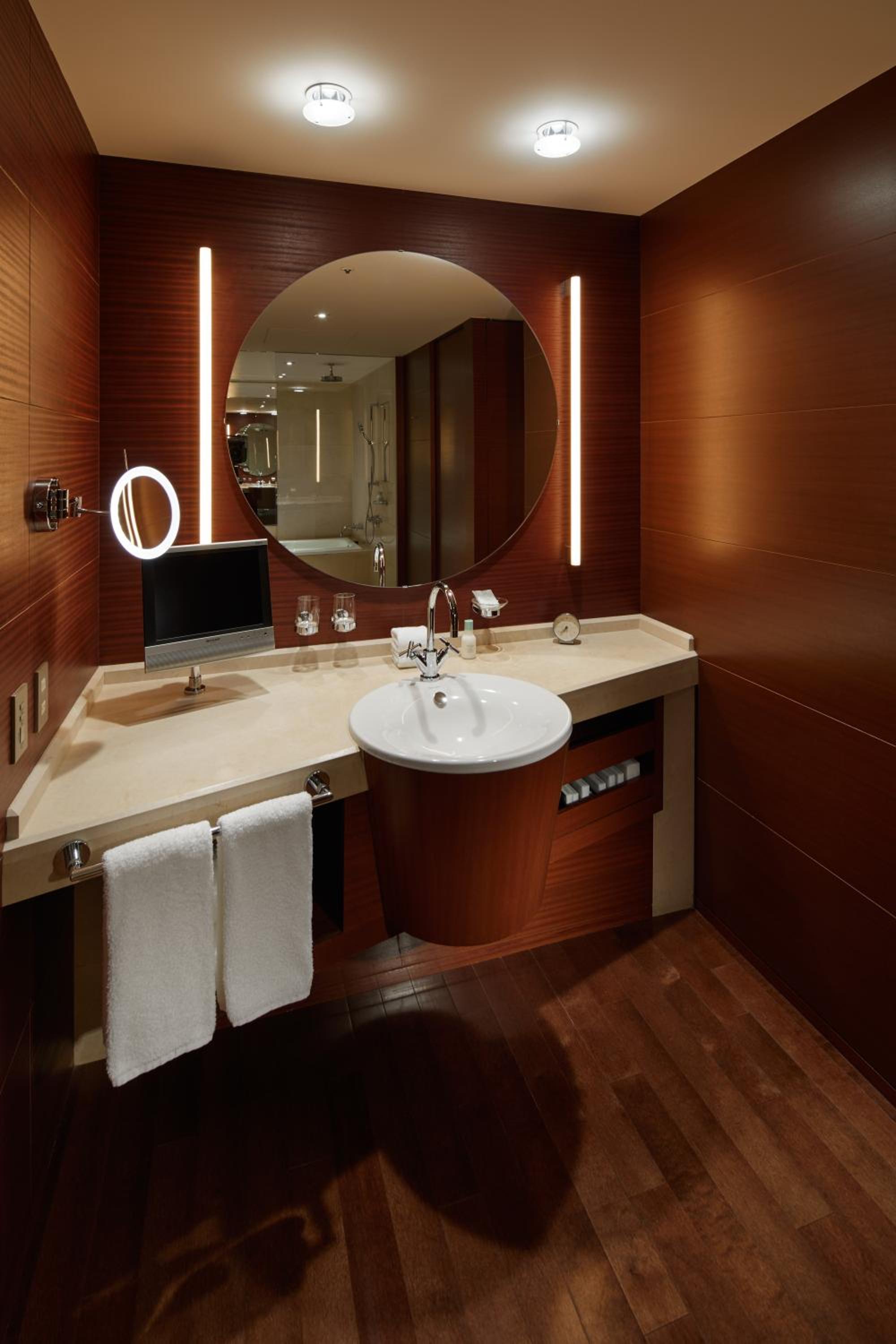 Diplomat Suite with One King Bed - Photo 9