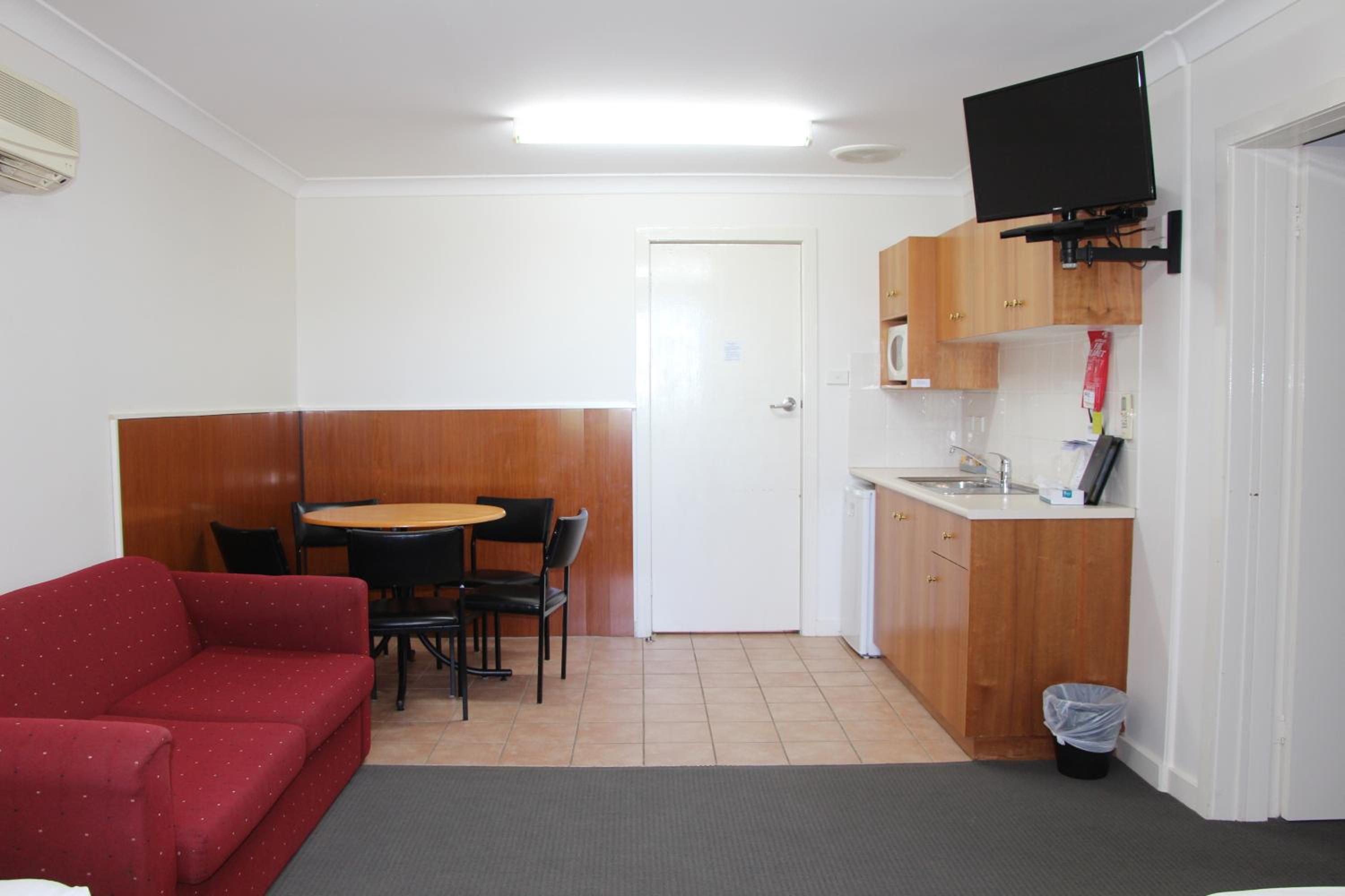 Superior Family Room photo 3