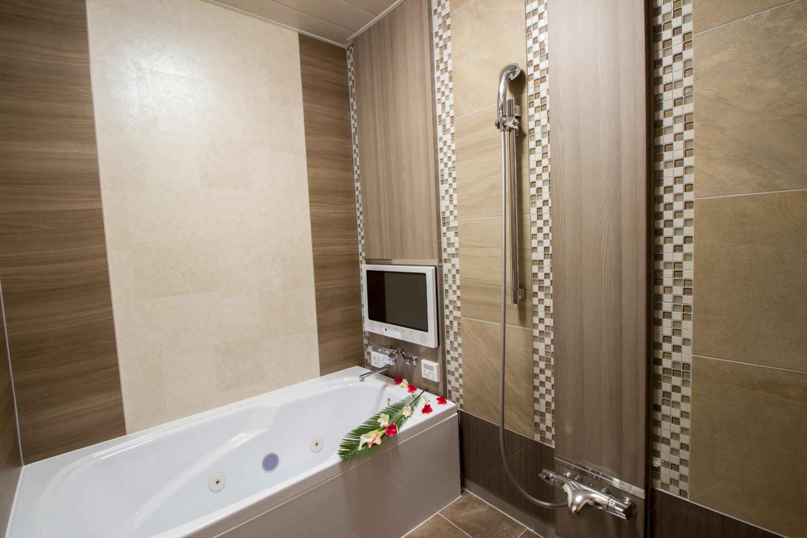 Deluxe King Room - Photo 11