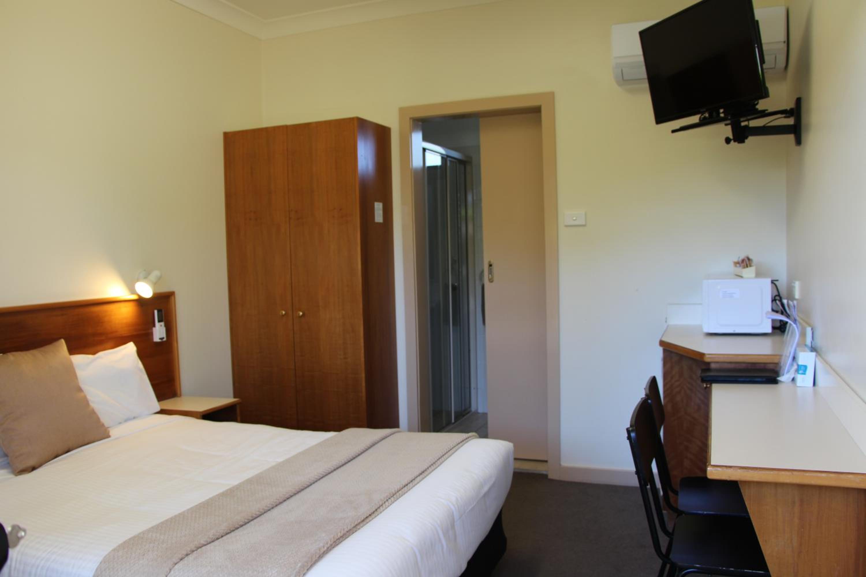 Small Budget Room with Double Bed (1 or 2 guests) - 14sqm photo 1
