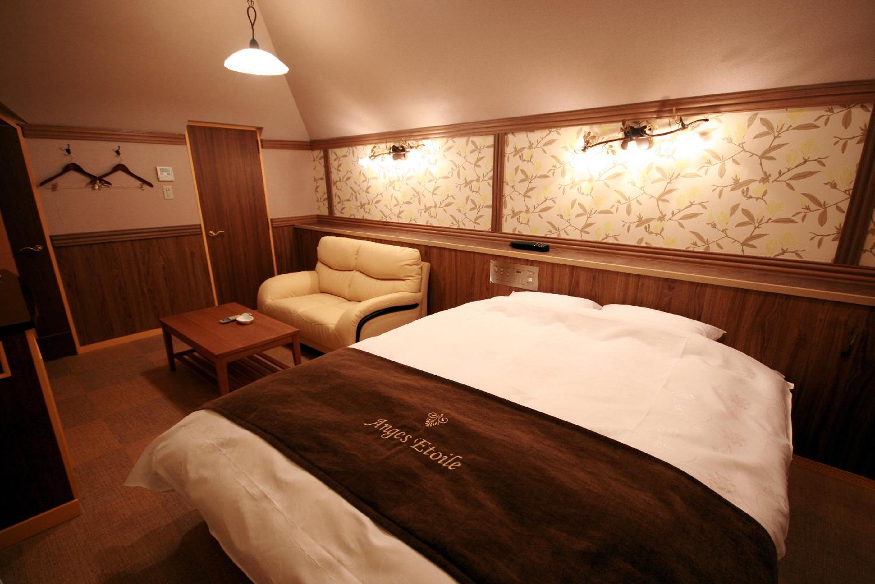 Deluxe King Room - Photo 9