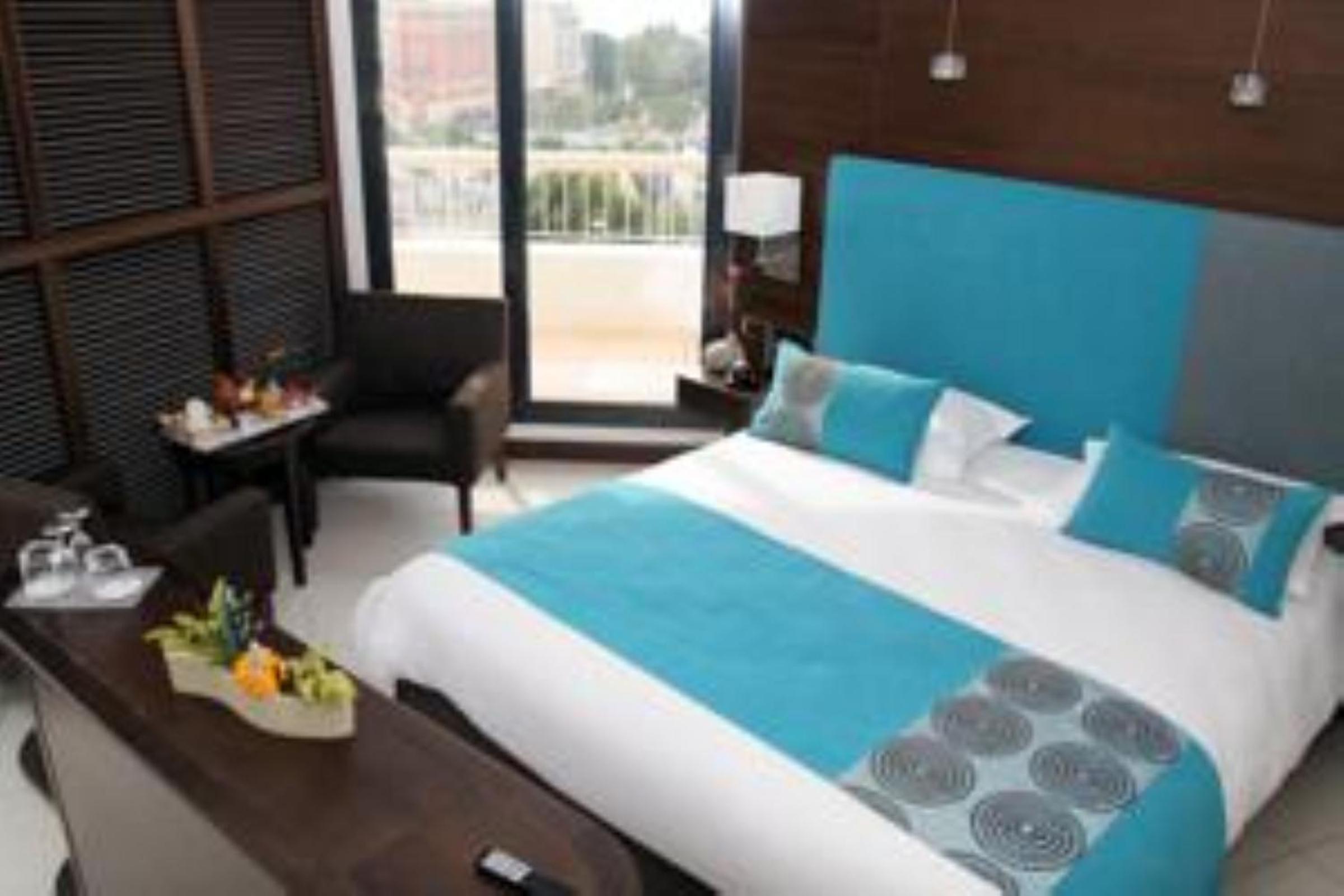 Deluxe Suite with Partial Sea View photo 2