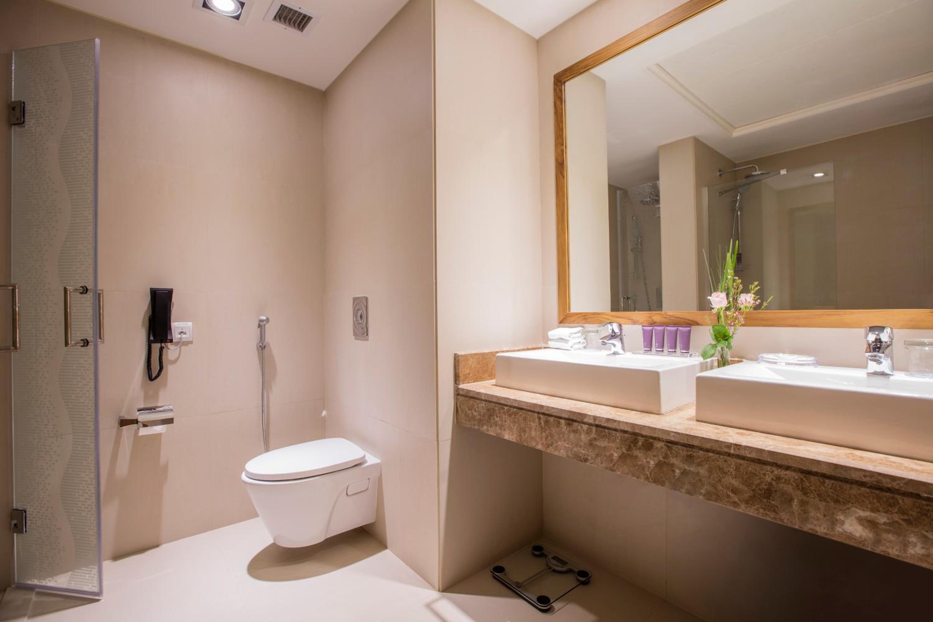 Business Suite King (Non-Smoking) - Photo 4