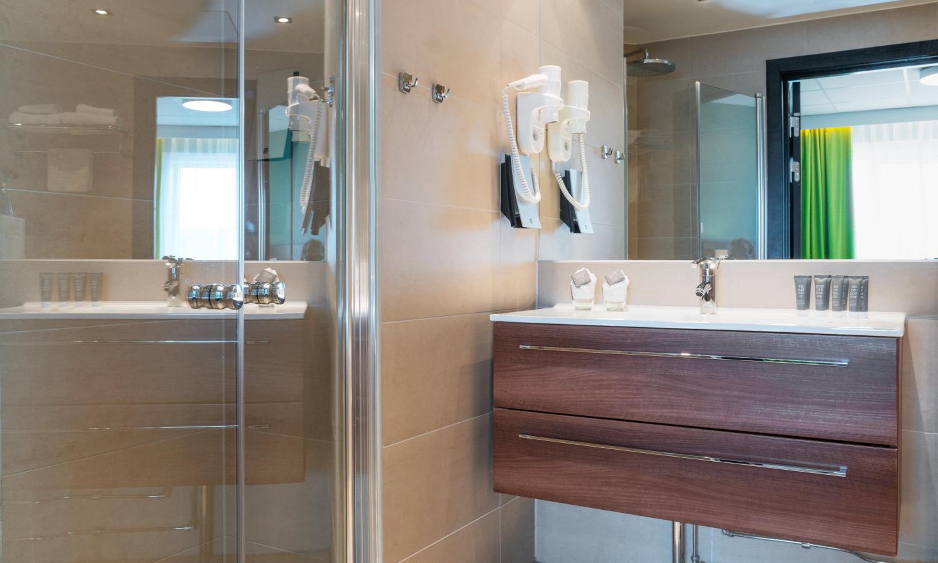 Suite - Photo 3