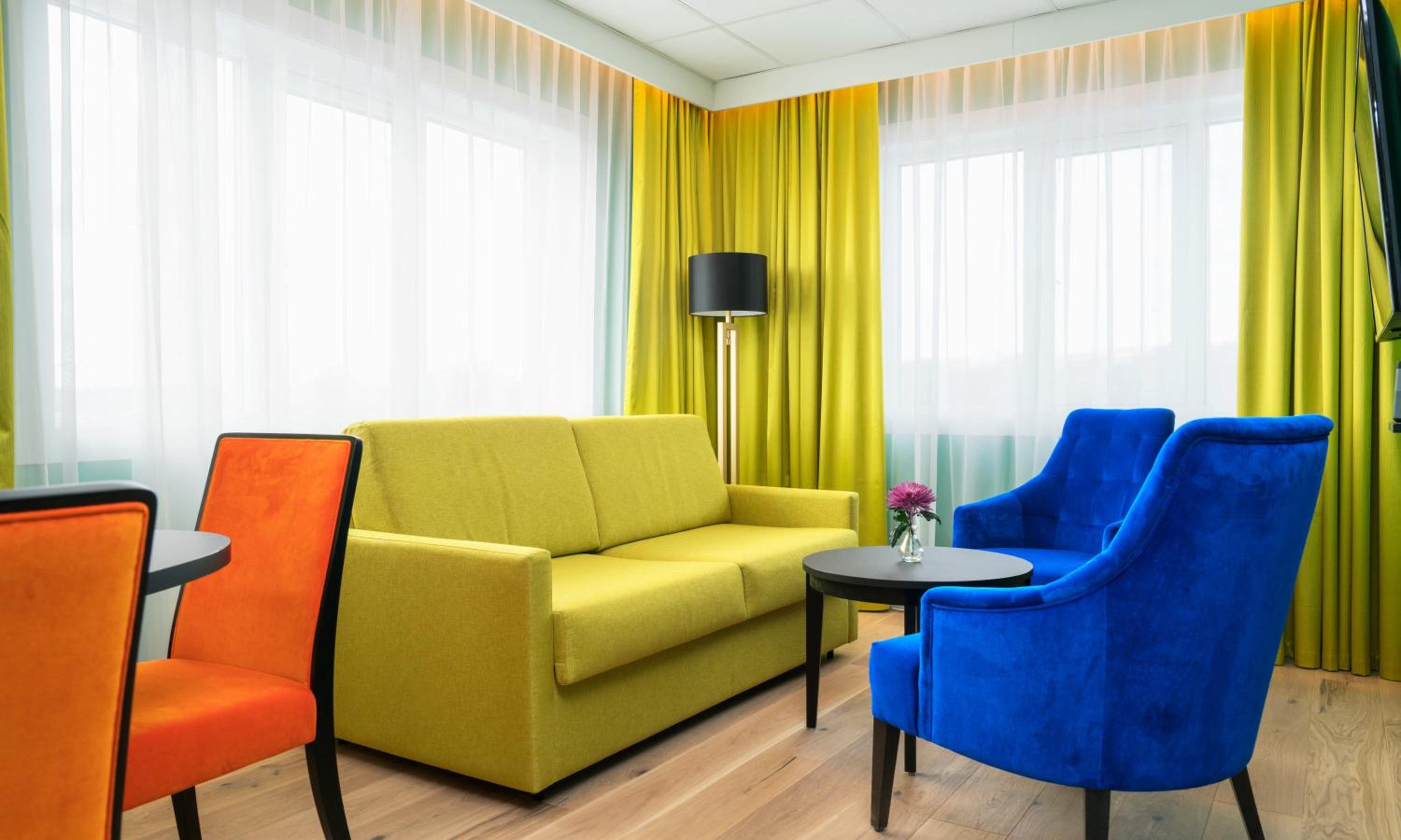 Suite - Photo 1
