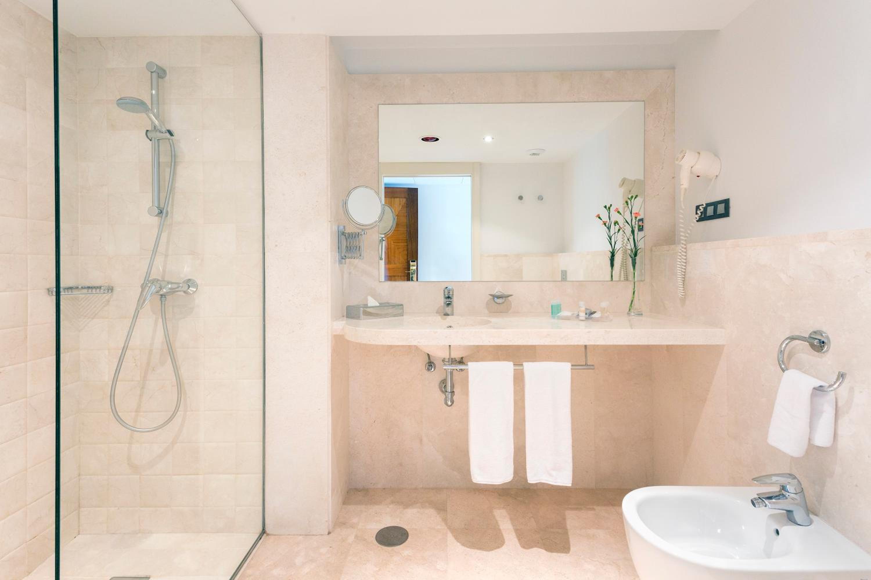 Double or Twin Room (2 Adults) - Photo 2