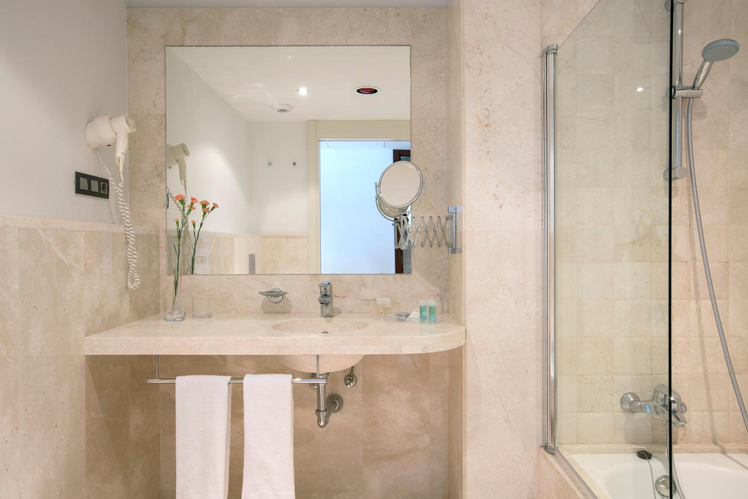 Double or Twin Room with Extra Bed (3 Adults) - Photo 3