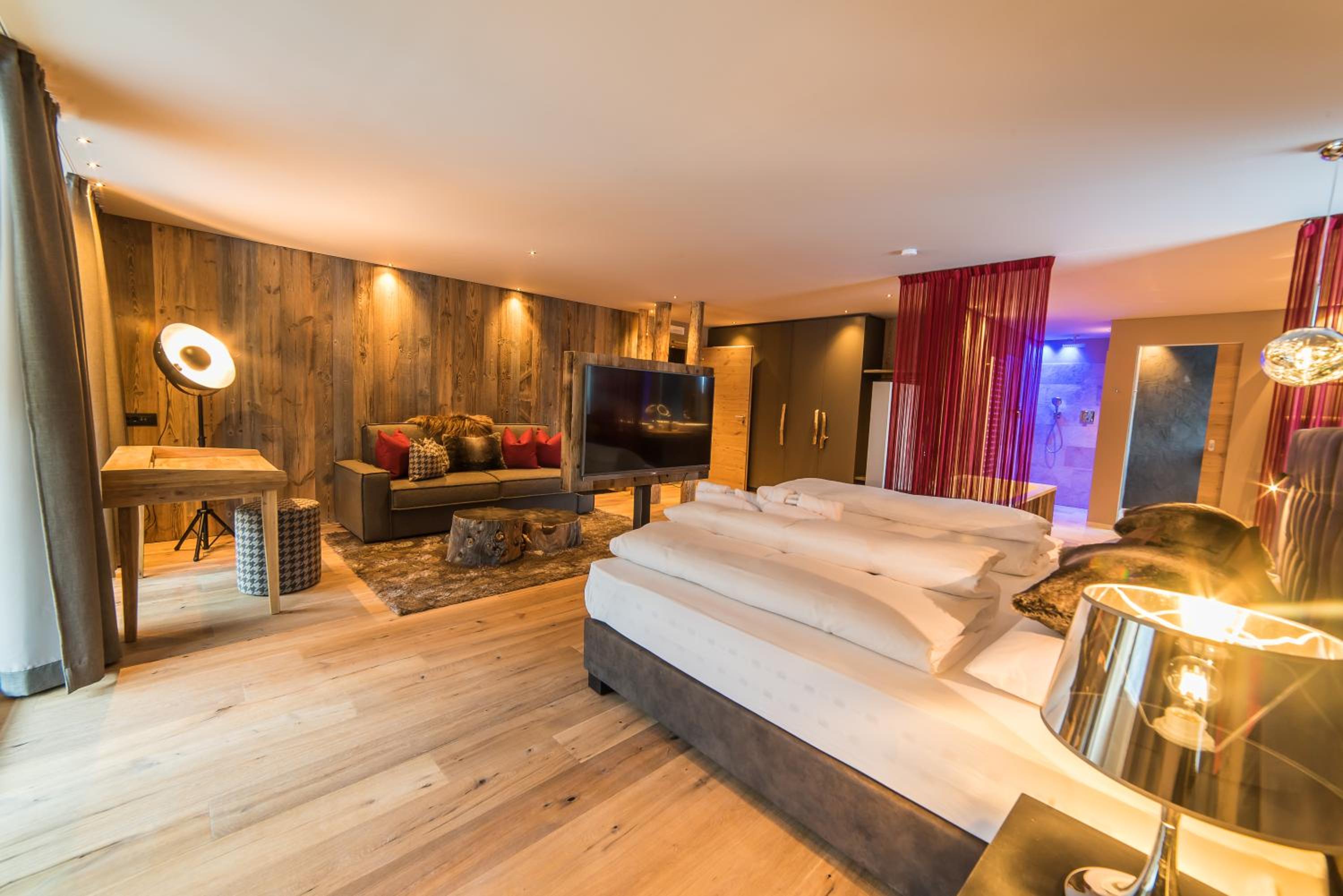 Deluxe Junior Suite photo 2