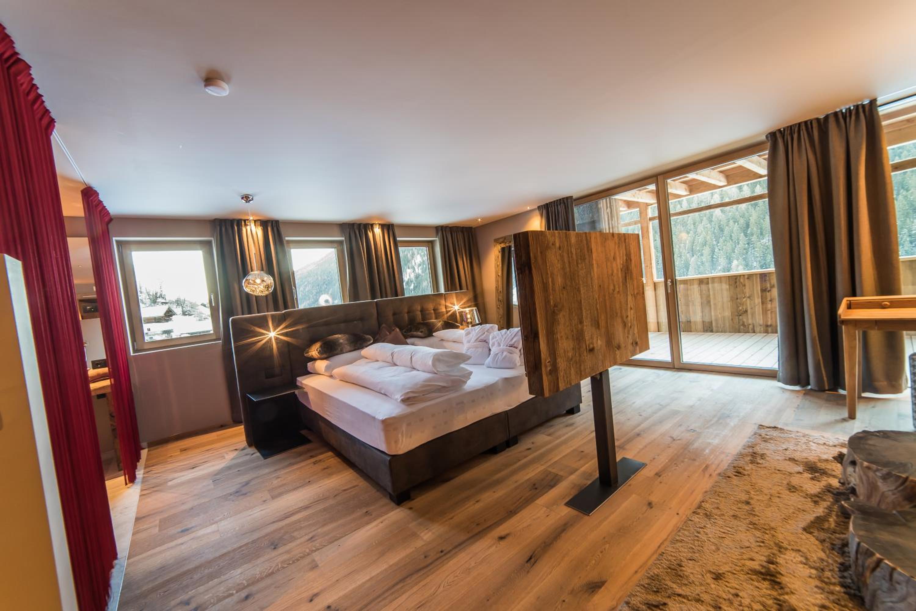 Deluxe Junior Suite photo 3
