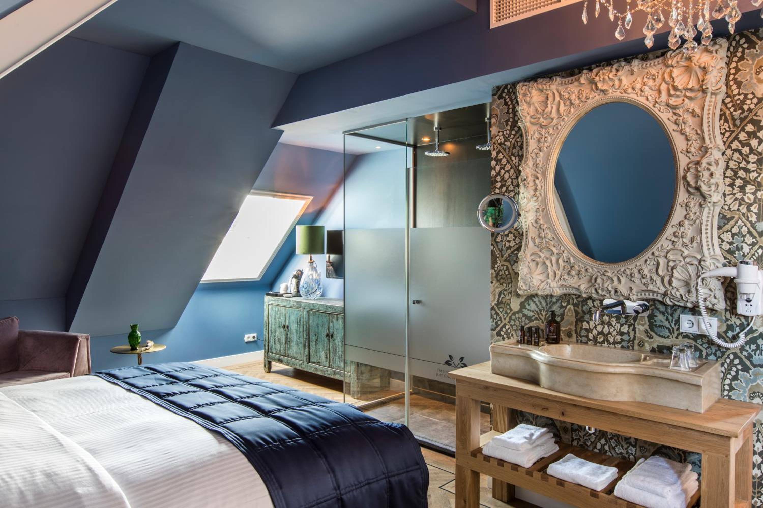 Superior King Suite photo 2