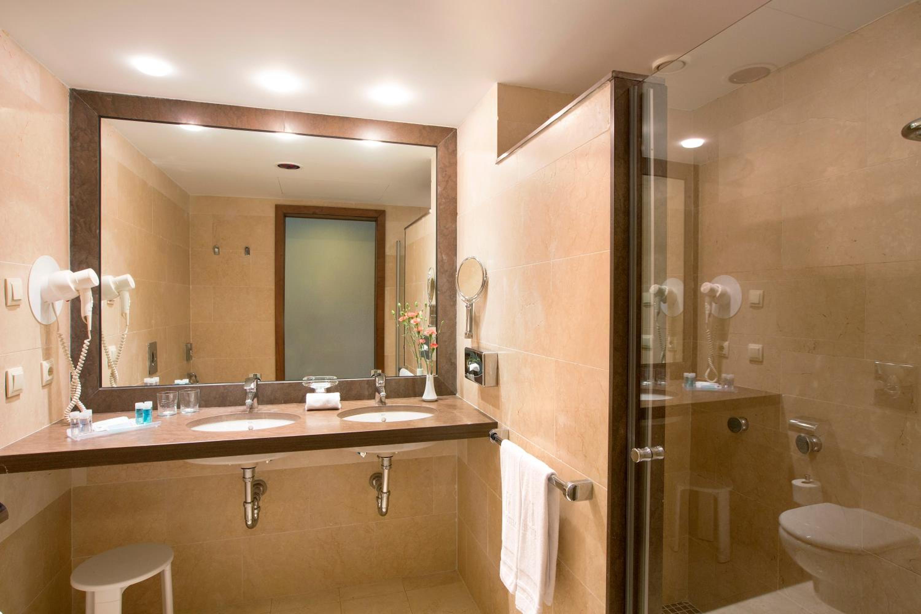 Twin Room (2 Adults) - Photo 3