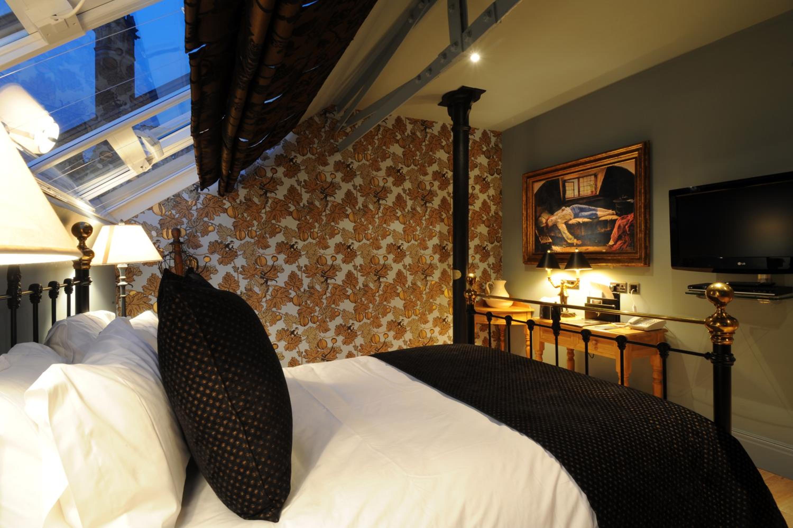 Standard King Room - Photo 23