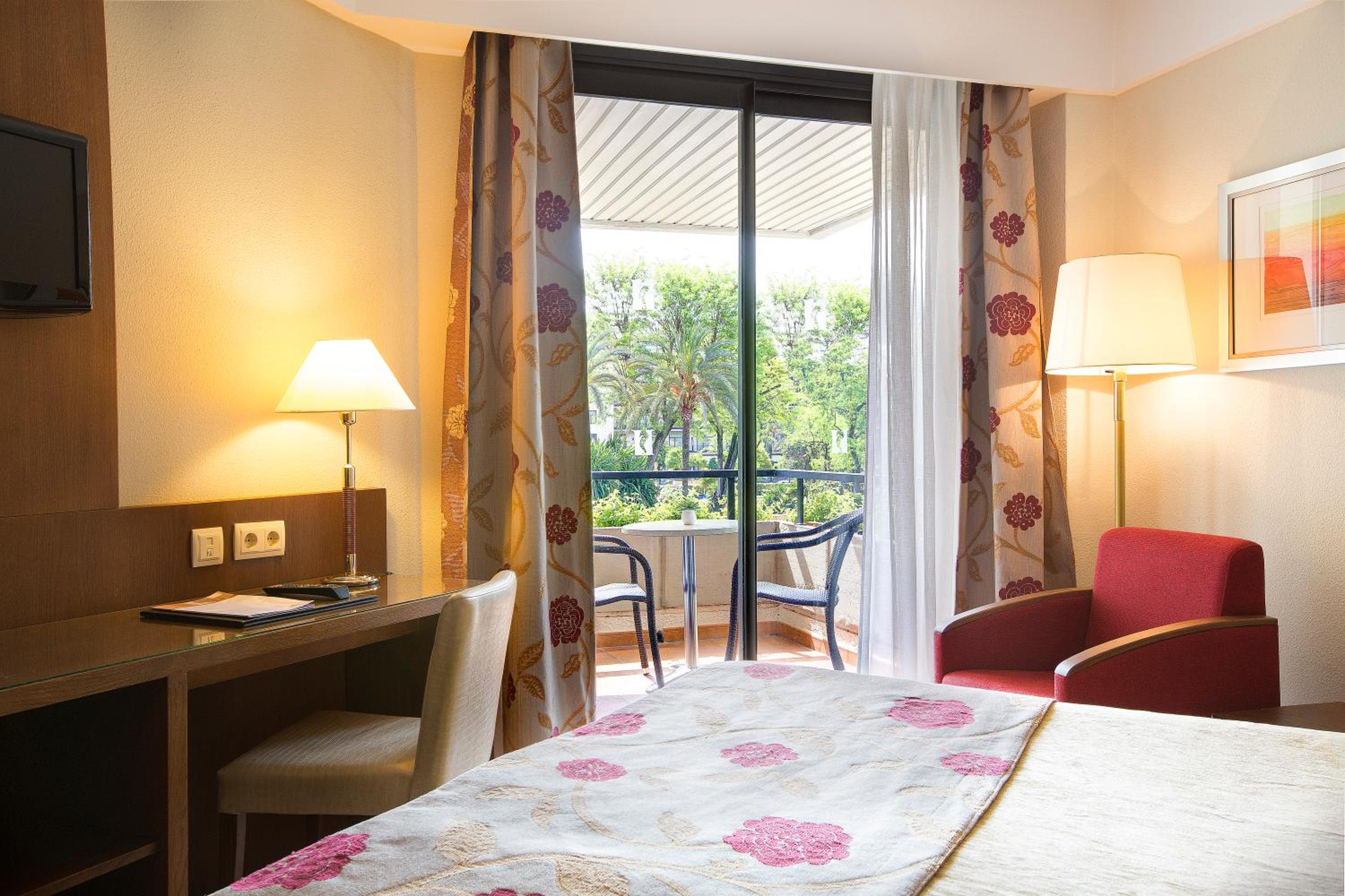 Twin Room with Extra Bed (2 Adults + 1 Child) - Photo 1