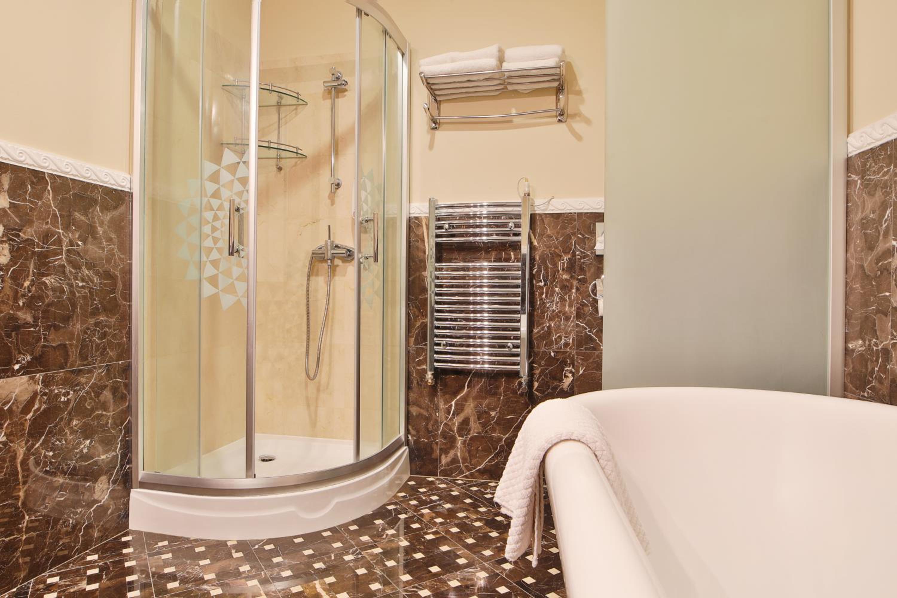 Deluxe Room with Balcony and Colonnade View - Photo 5