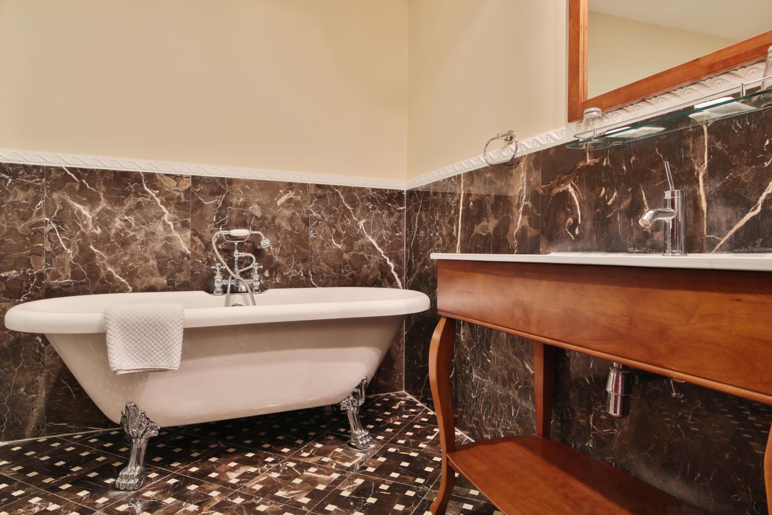 Deluxe Room with Balcony and Colonnade View - Photo 2