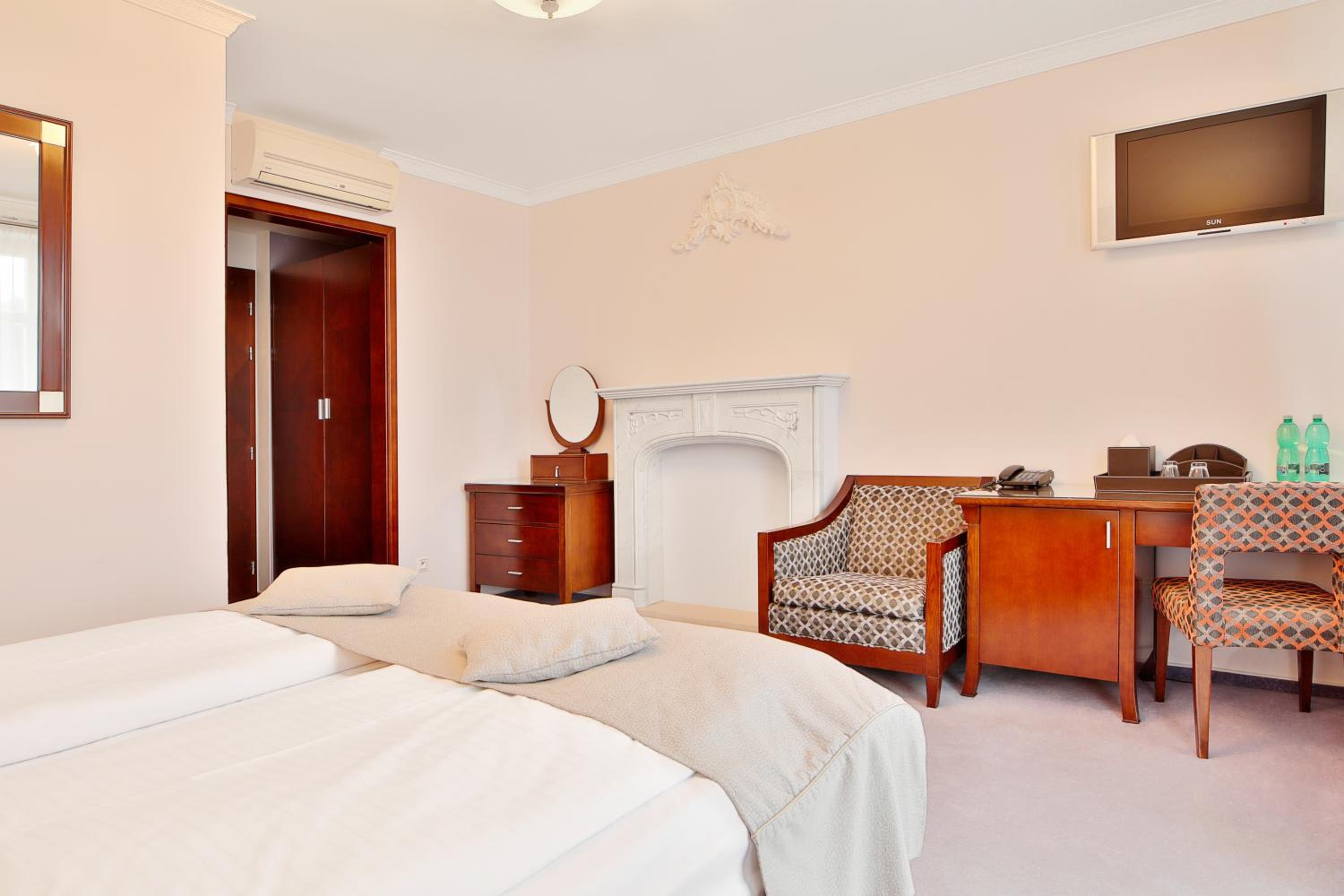 Deluxe Room with Balcony and Colonnade View - Photo 4