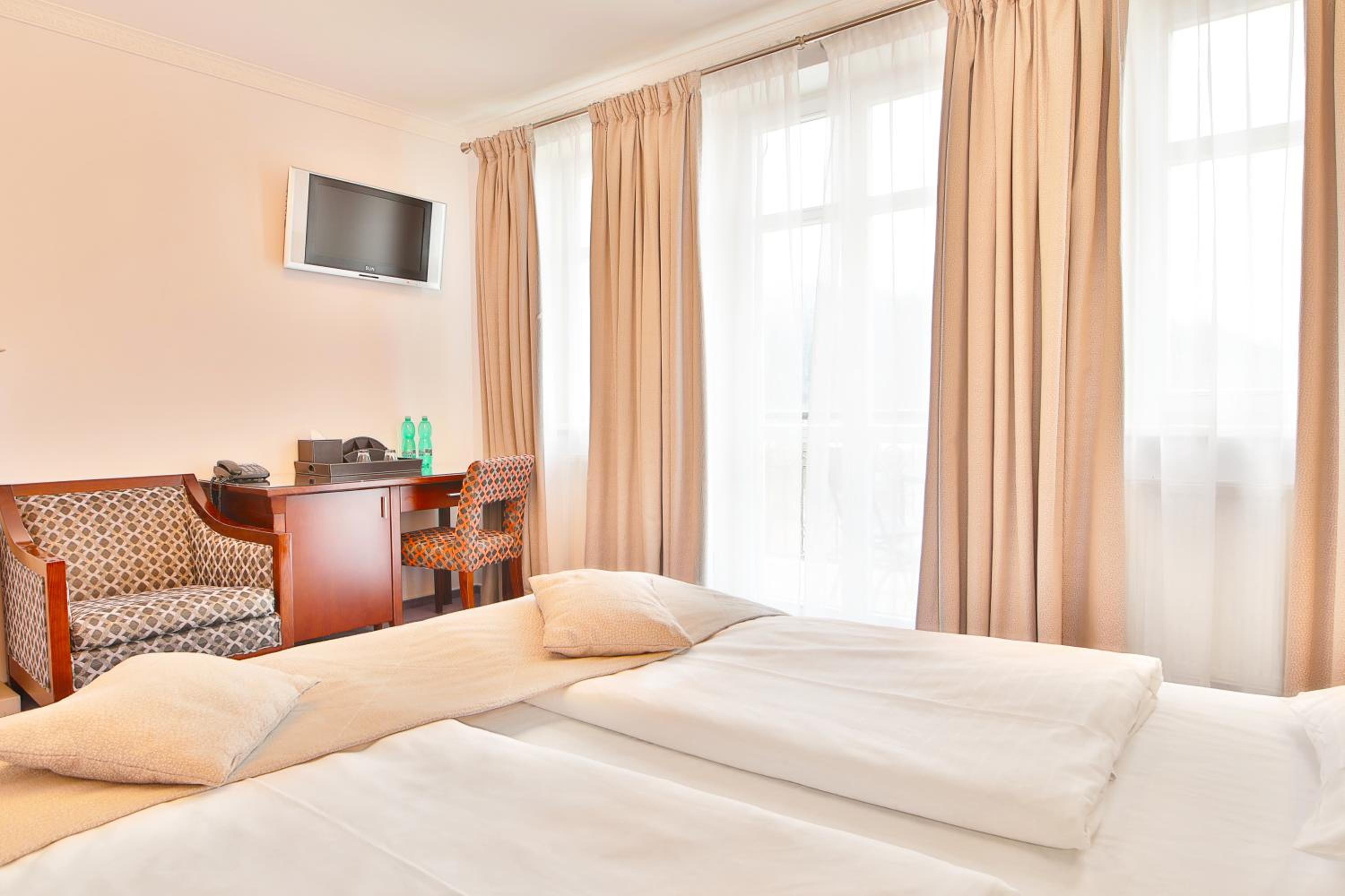 Deluxe Room with Balcony and Colonnade View - Photo 3