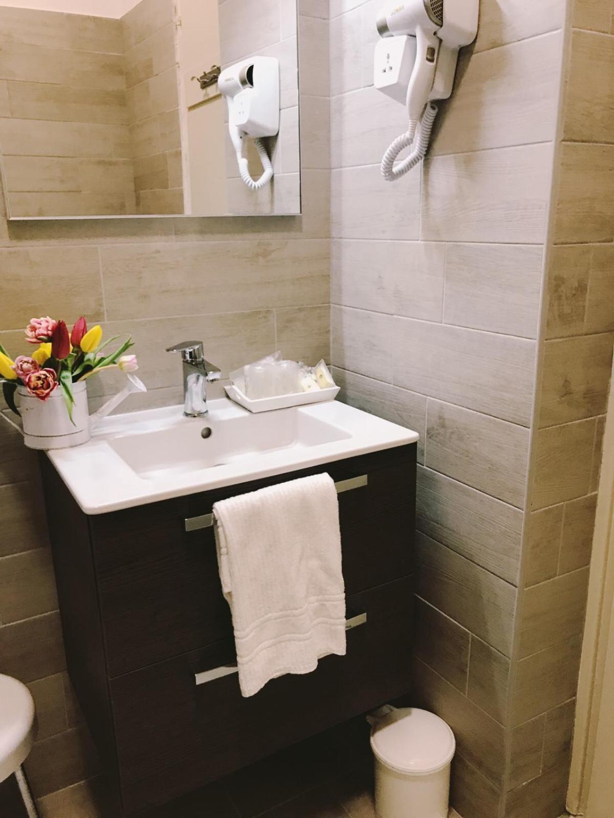 Double or Twin Room with Balcony and Sea View - Photo 4