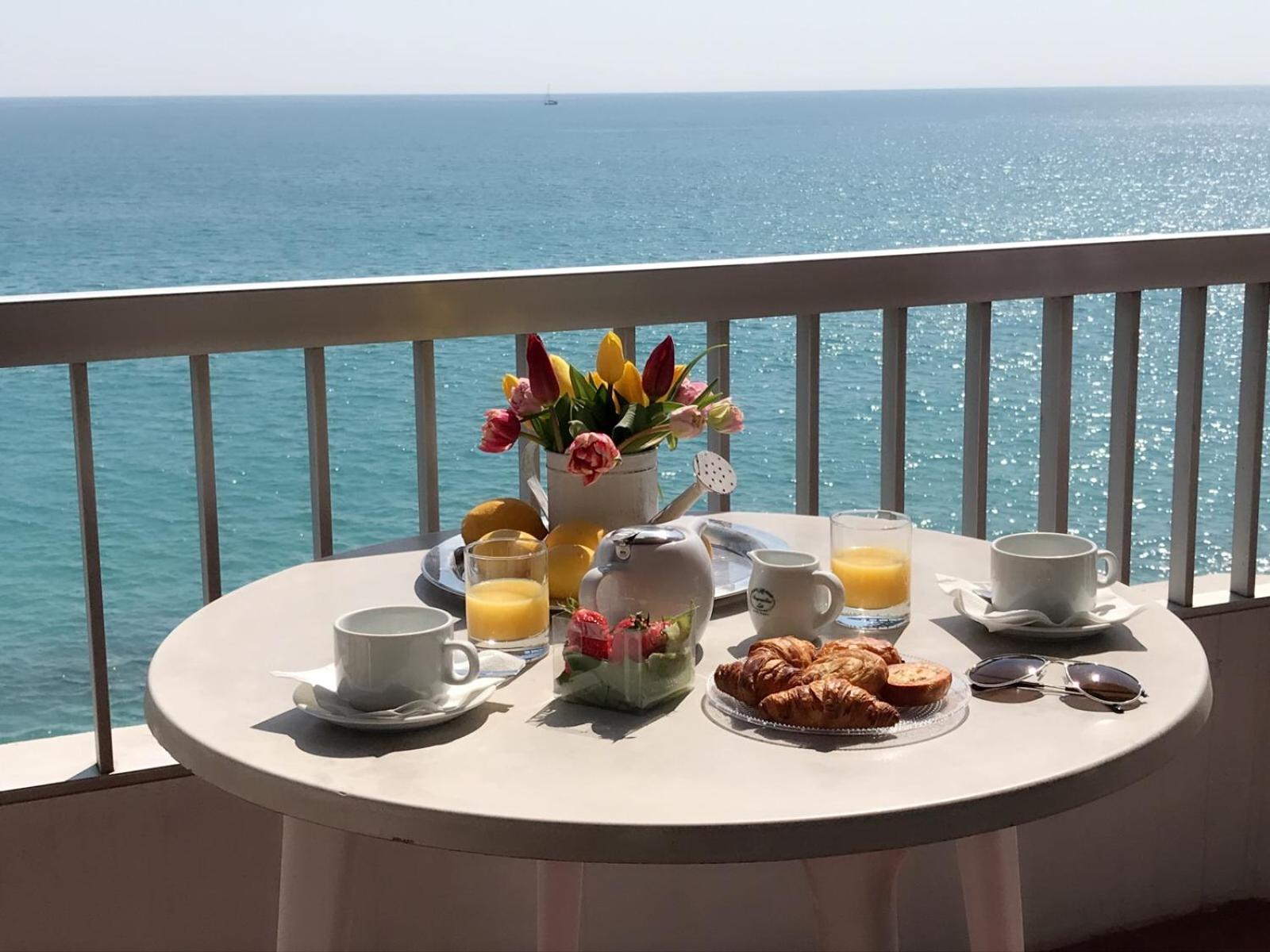 Double or Twin Room with Balcony and Sea View - Photo 2