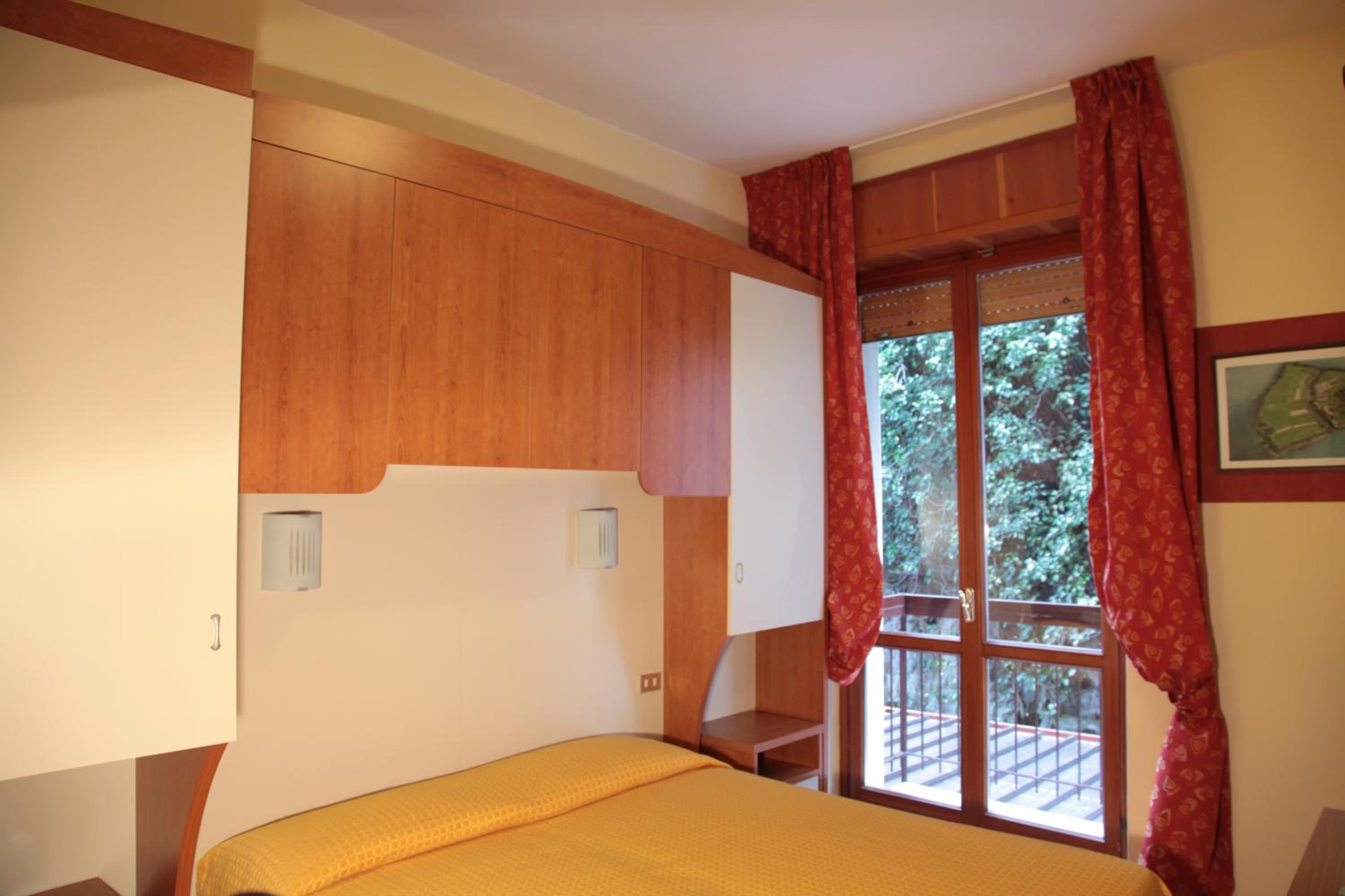 Budget Double Room with Rock Wall view photo 1