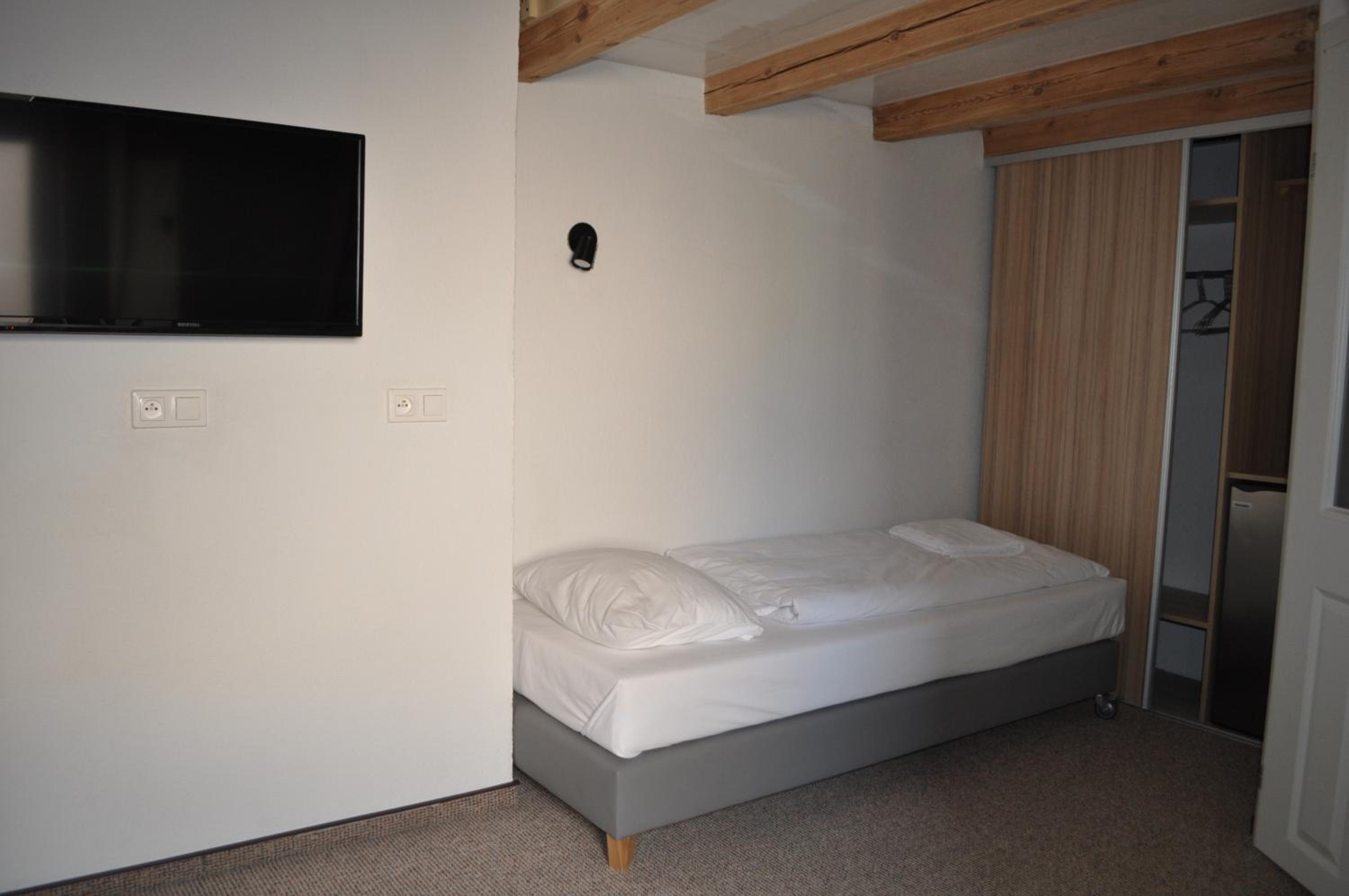 Large Double Room - Photo 3