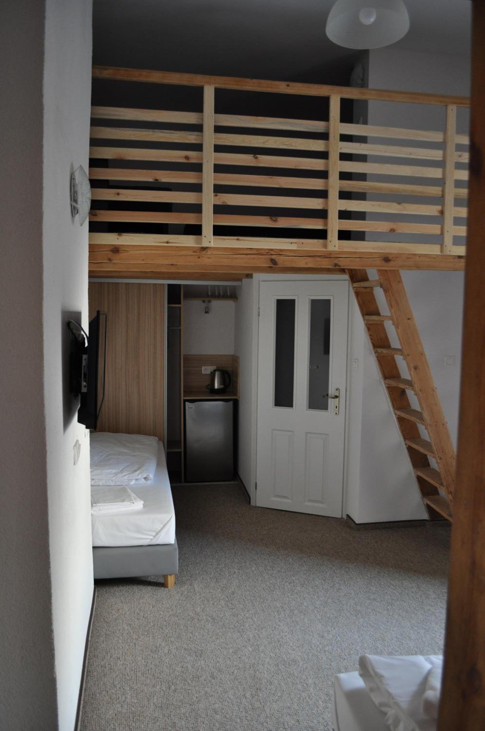 Large Double Room - Photo 5