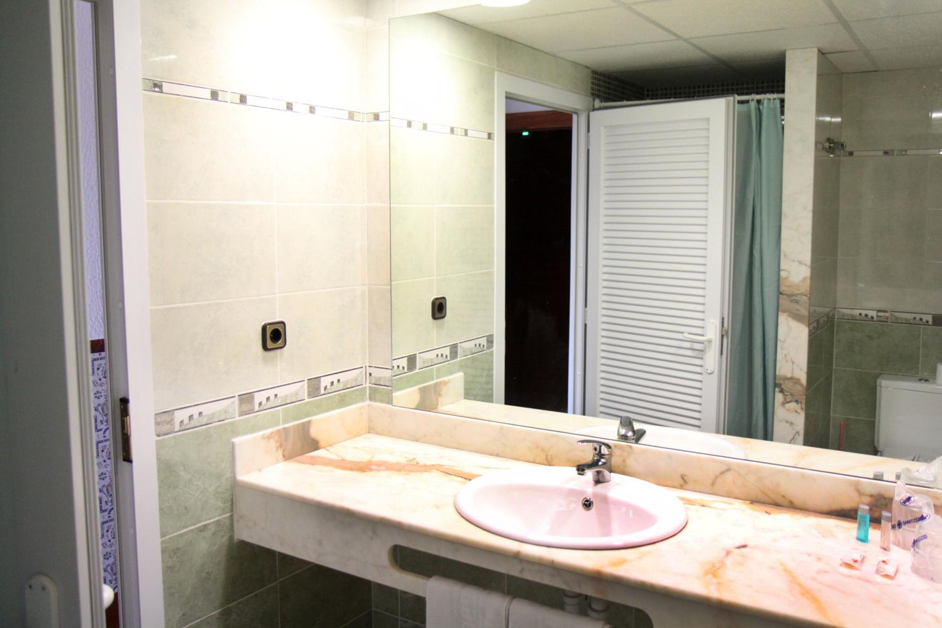 Double or Twin Room with Pool View (2 Adults + 1 Child) photo 2