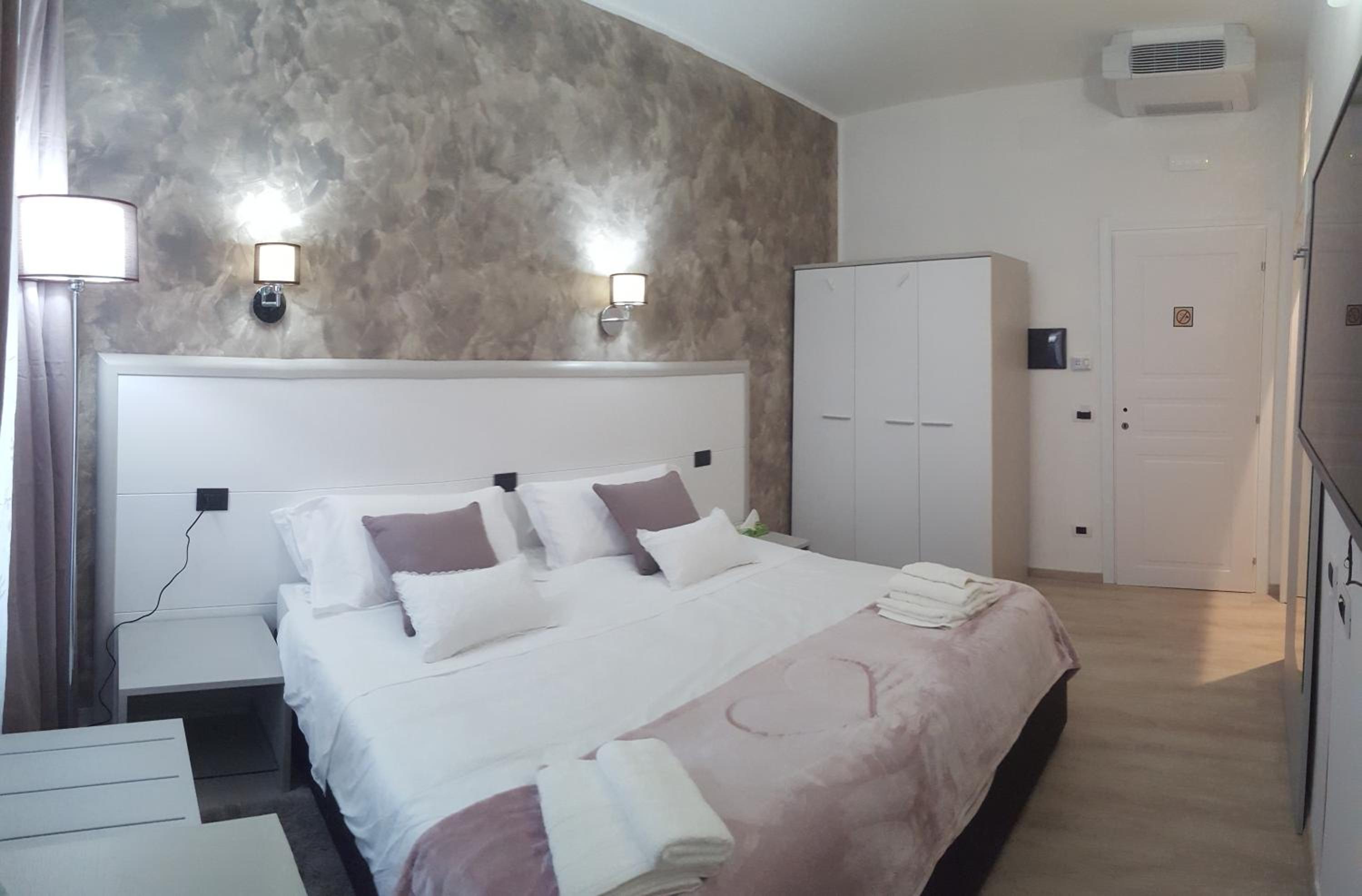 Double or Twin Room with Private Bathroom - Photo 2
