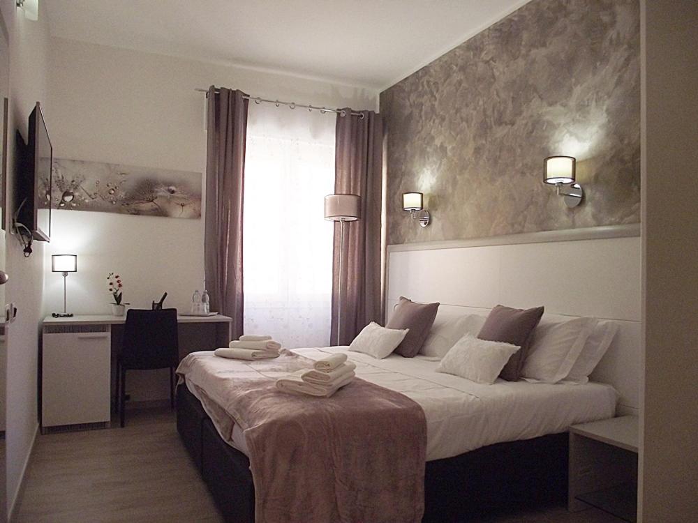 Double or Twin Room with Private Bathroom - Photo 1