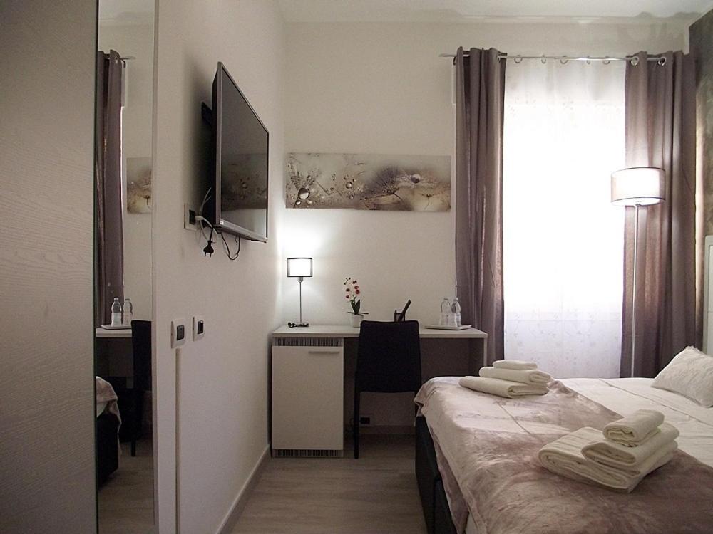 Double or Twin Room with Private Bathroom - Photo 4