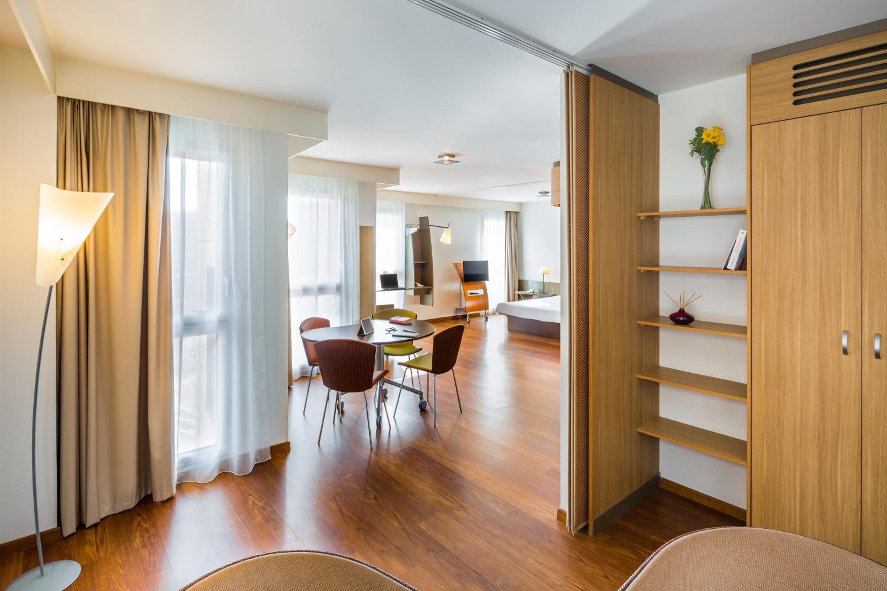Studio With 1 Double Bed And 1 Sofa Bed - Photo 4