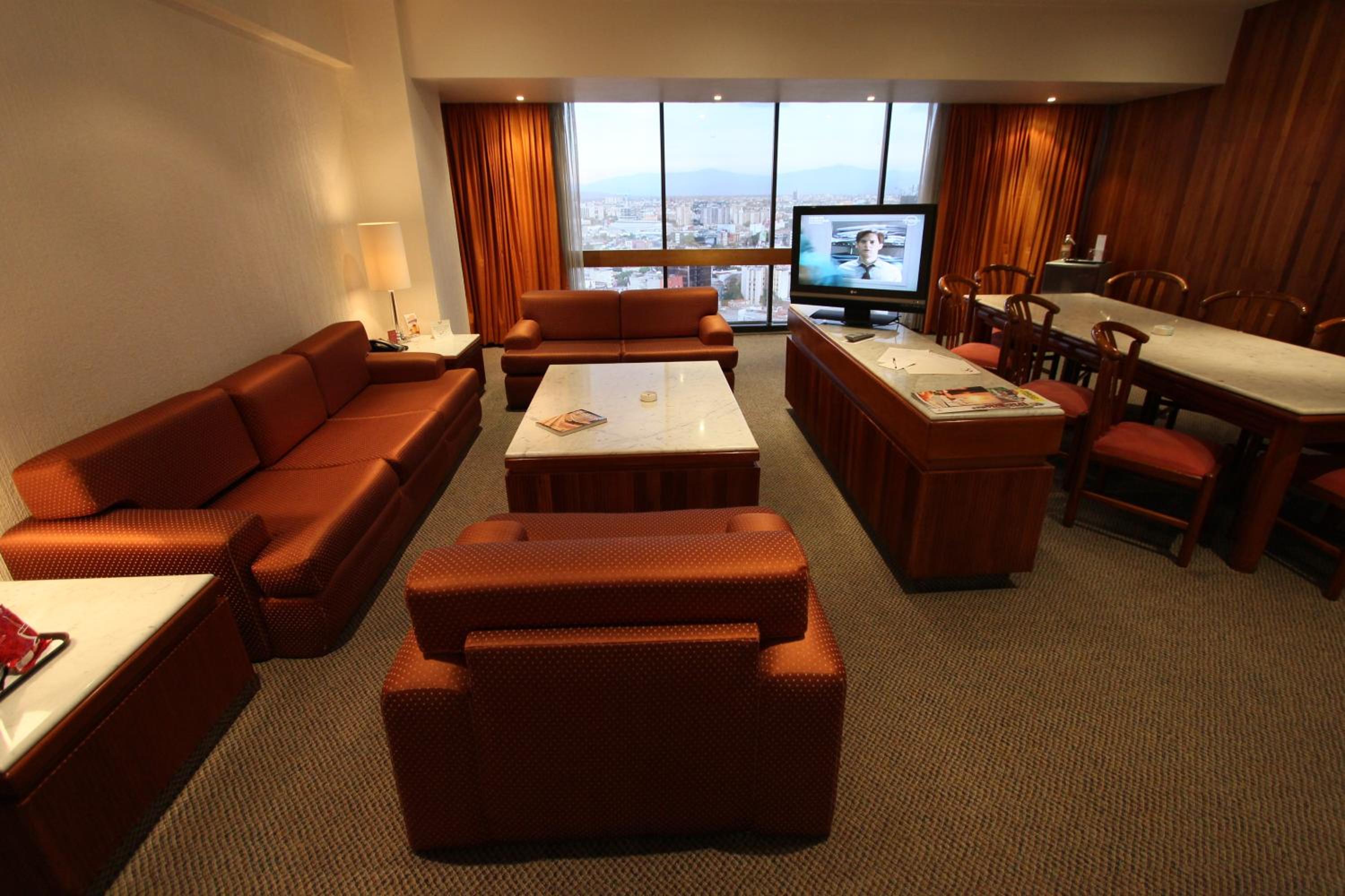 Deluxe Suite with Spa Bath - Photo 7