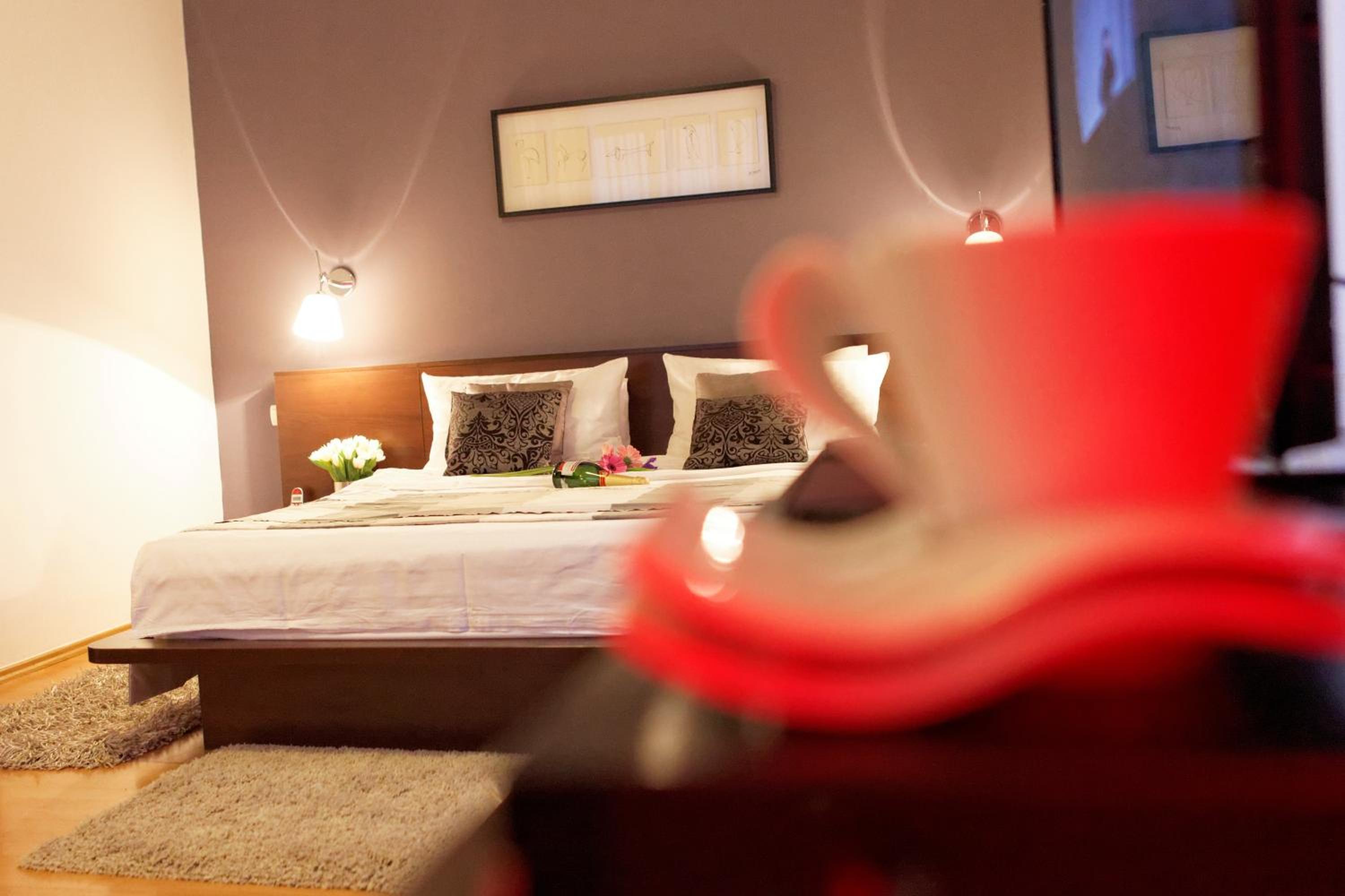 Junior Suite with Balcony - Photo 10