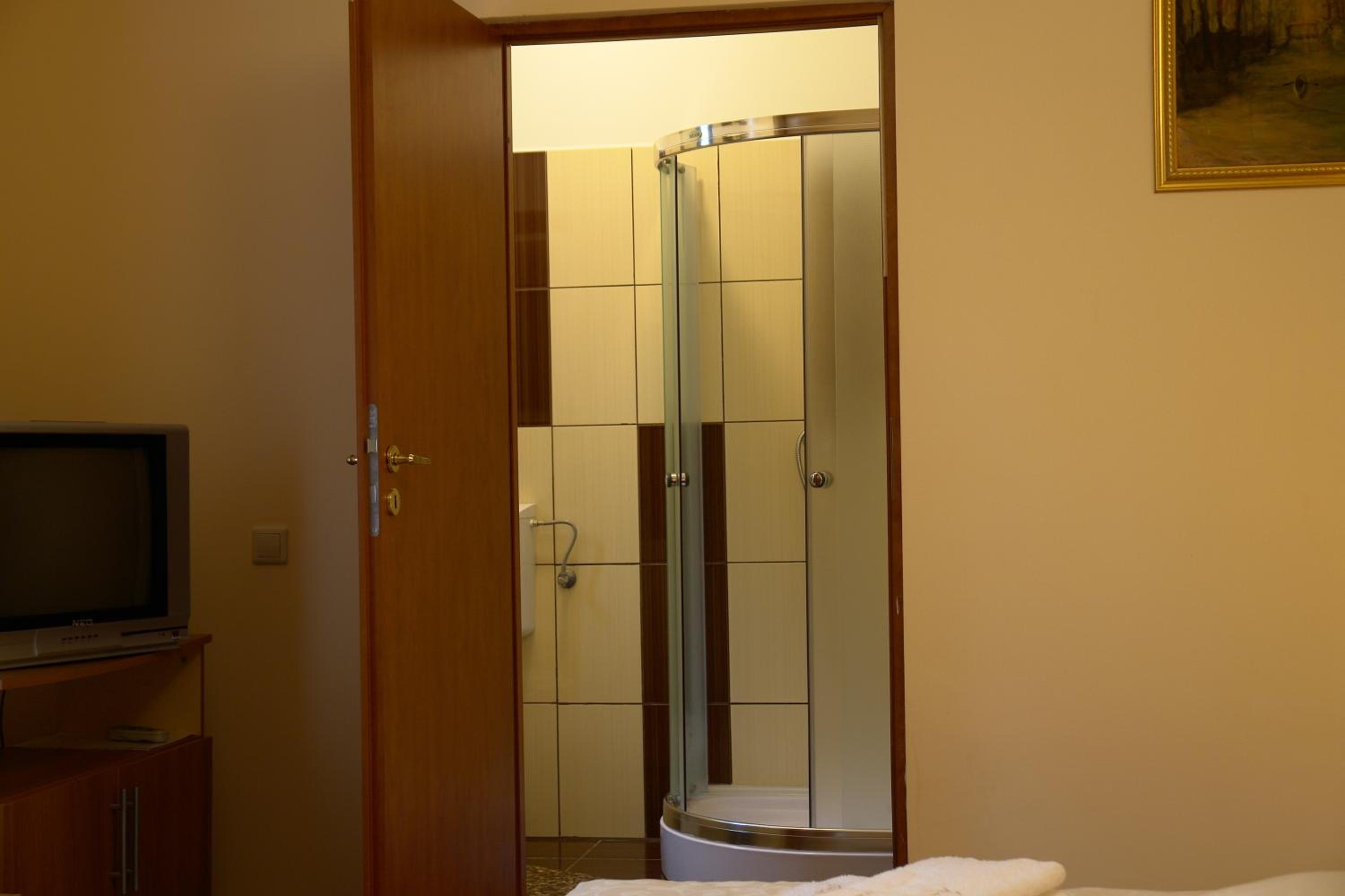 Double Room - Photo 10