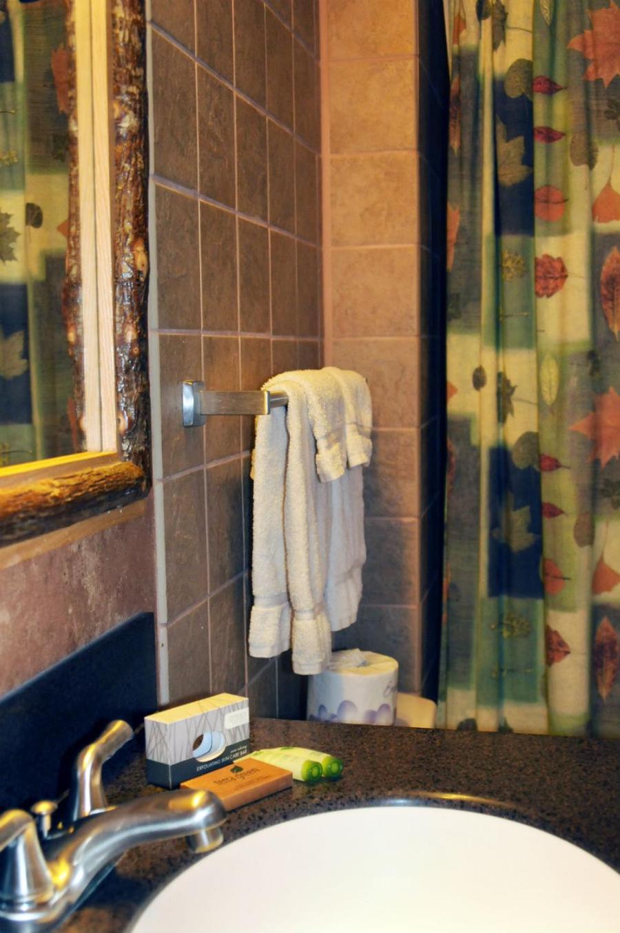 Queen Room photo 2