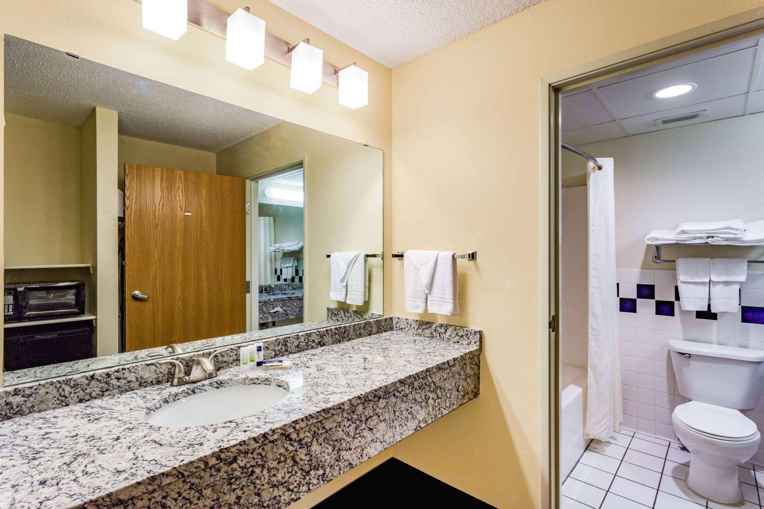 King Room - Non-Smoking - Photo 2