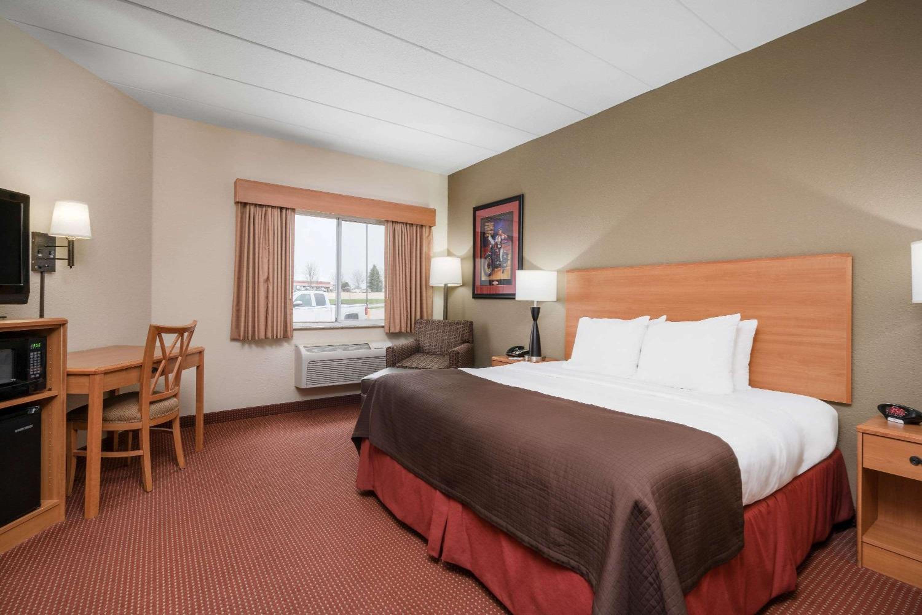 King Room with Roll-in Shower - Mobility Access/Non-Smoking photo 2