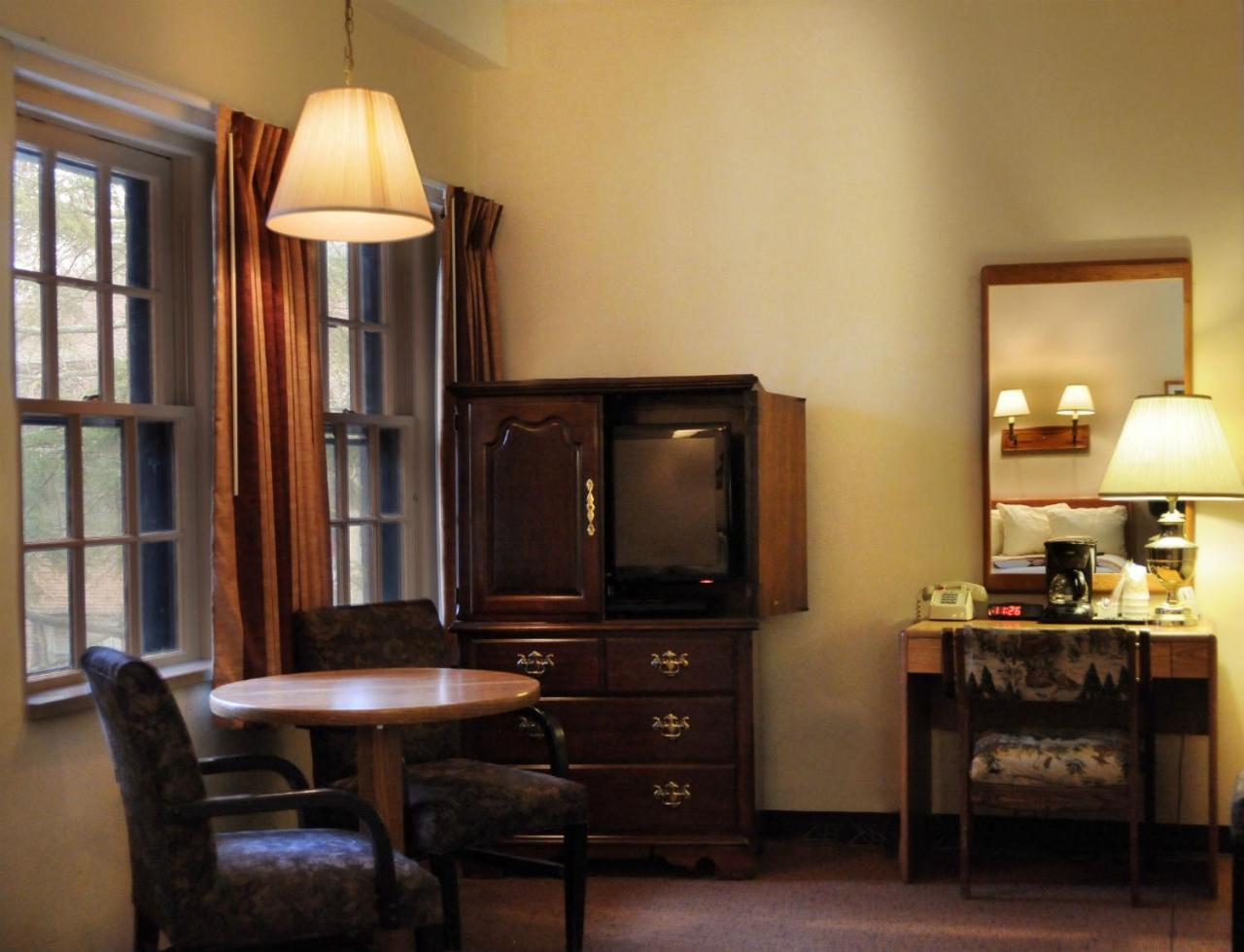 Queen Room With Two Queen Beds photo 2