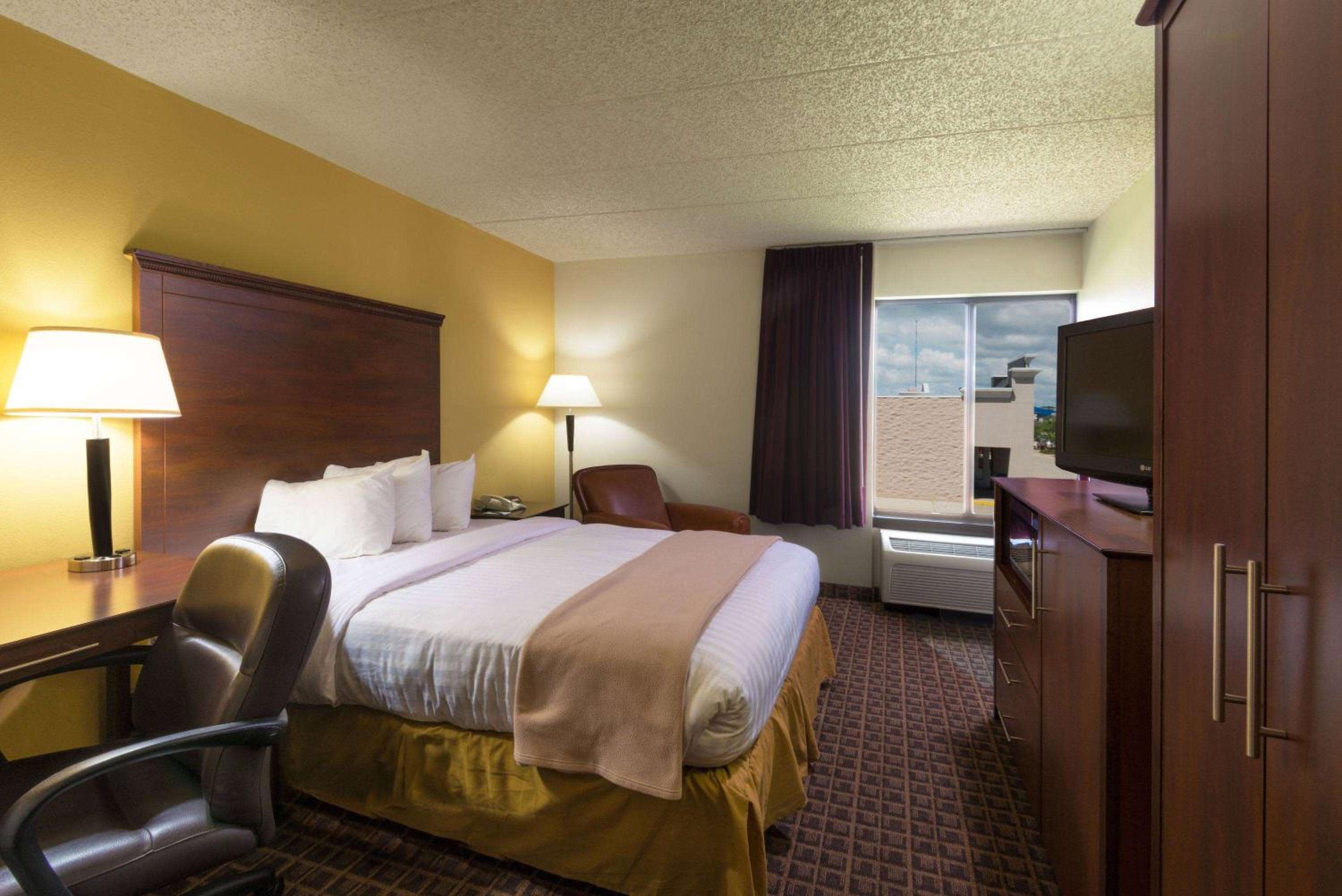 AmericInn by Wyndham Madison West, Photo 4
