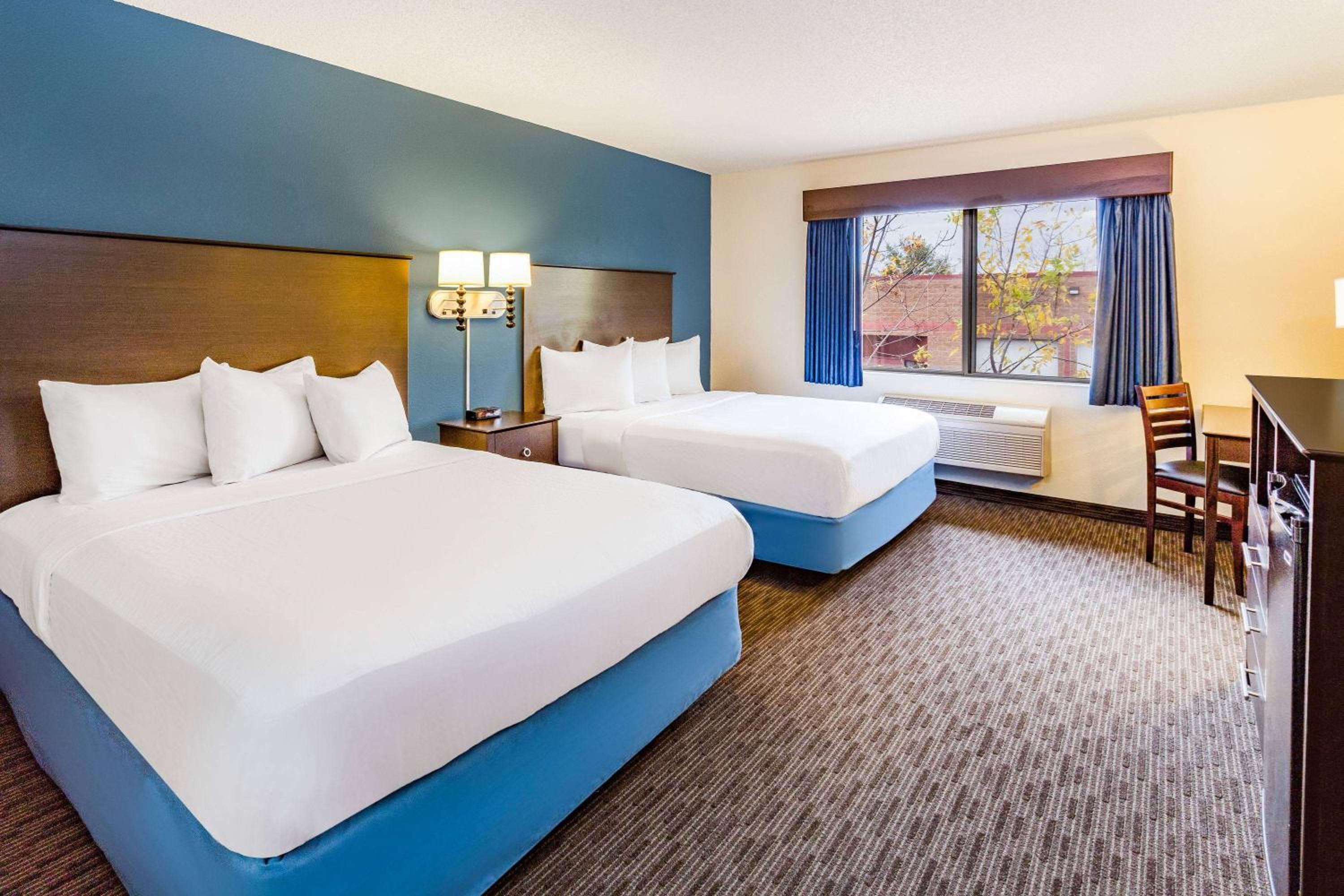 Queen Room with Two Queen Beds - Non-Smoking - Photo 4